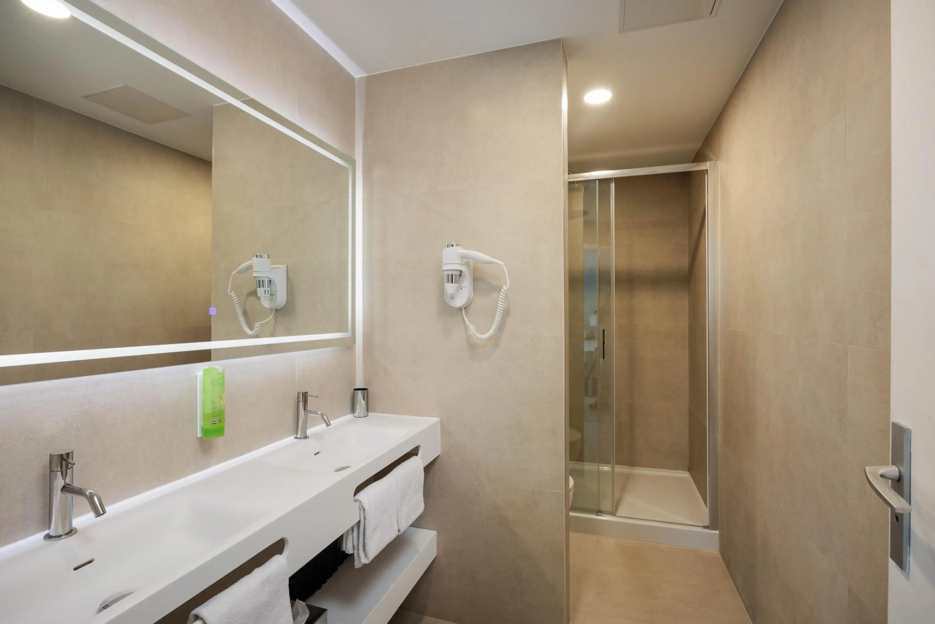 Shower in Hôtel Byakko Nice