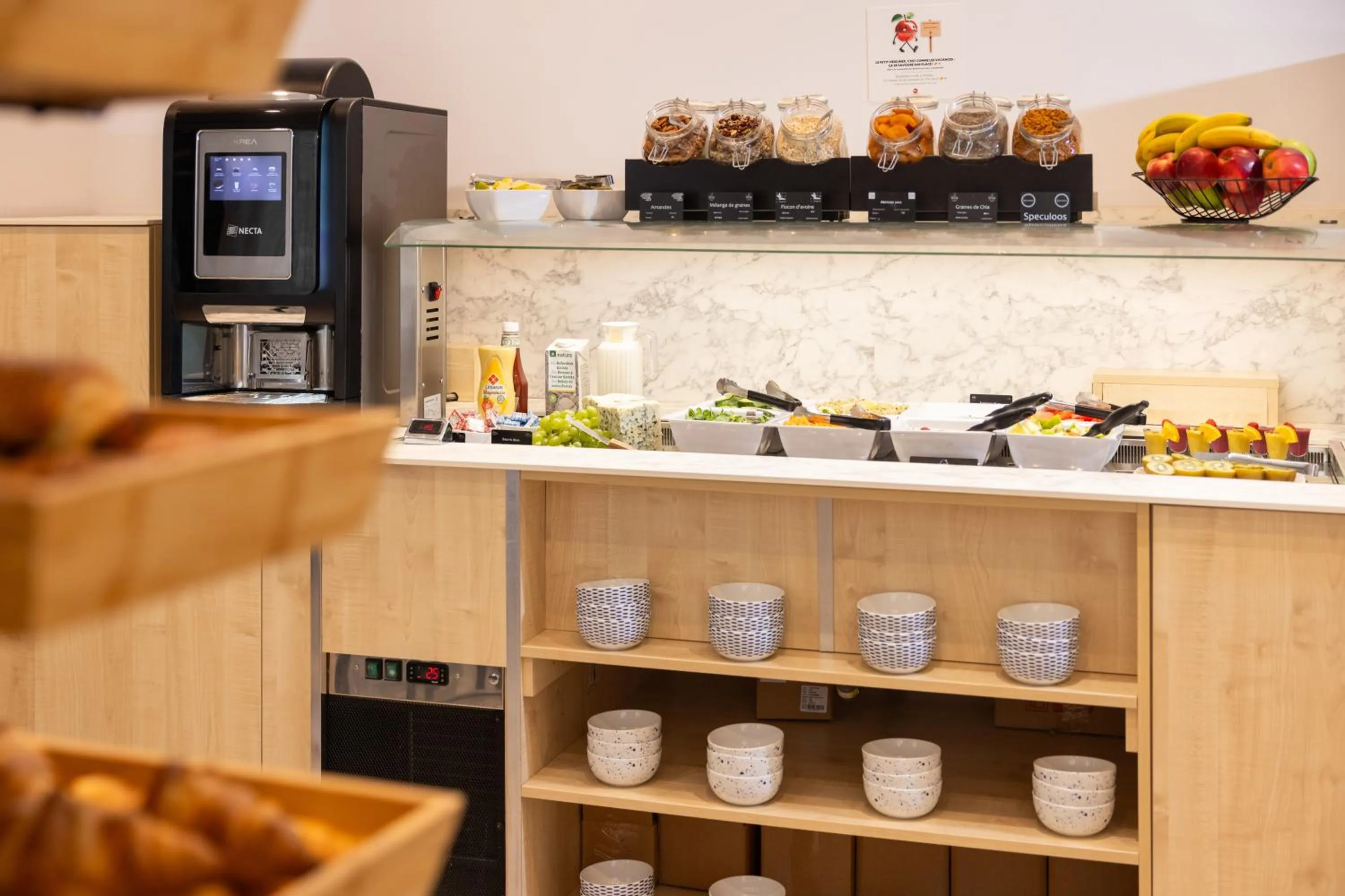 Coffee/tea facilities in Hôtel Byakko Nice