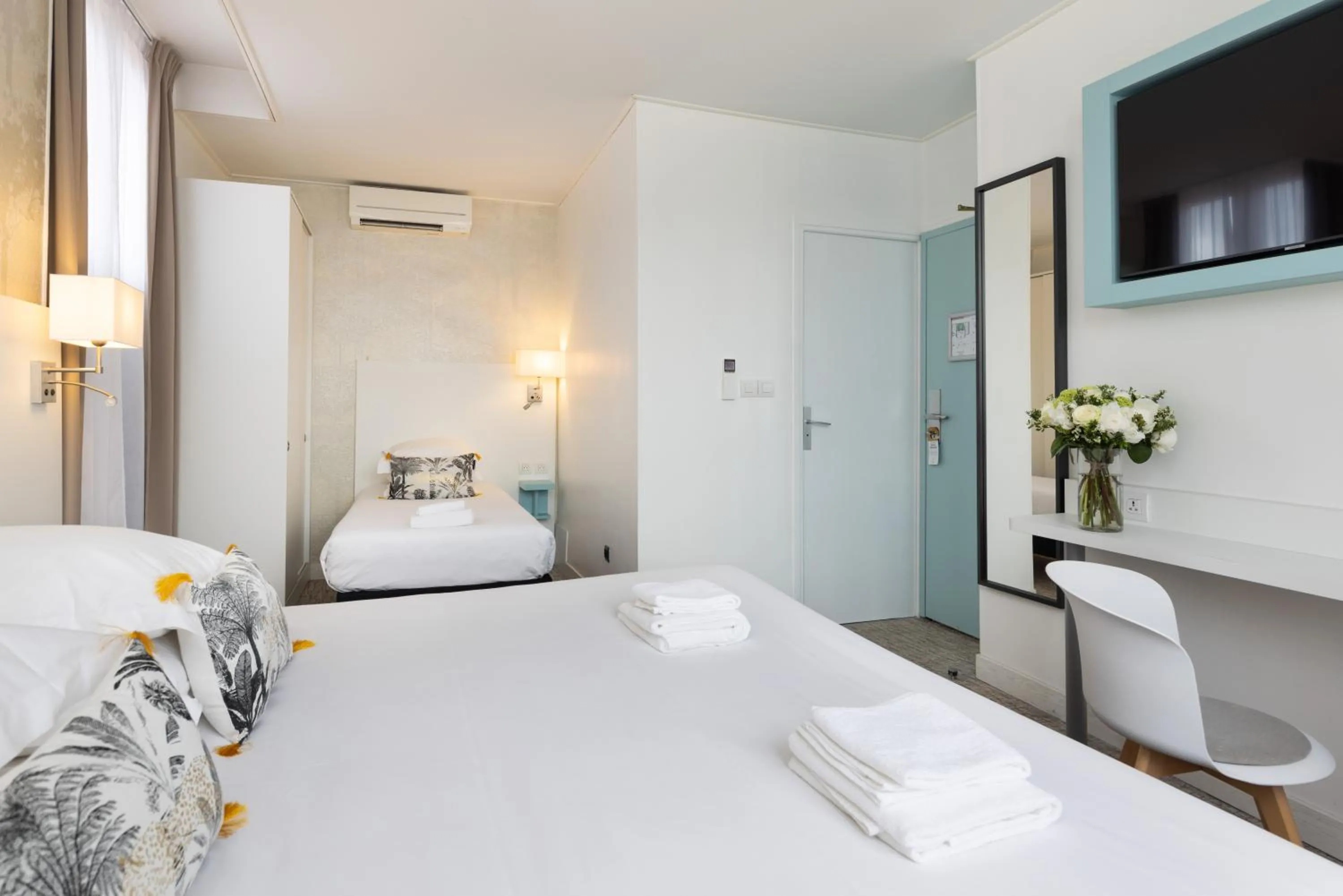 Photo of the whole room, Bed in Hôtel Byakko Nice