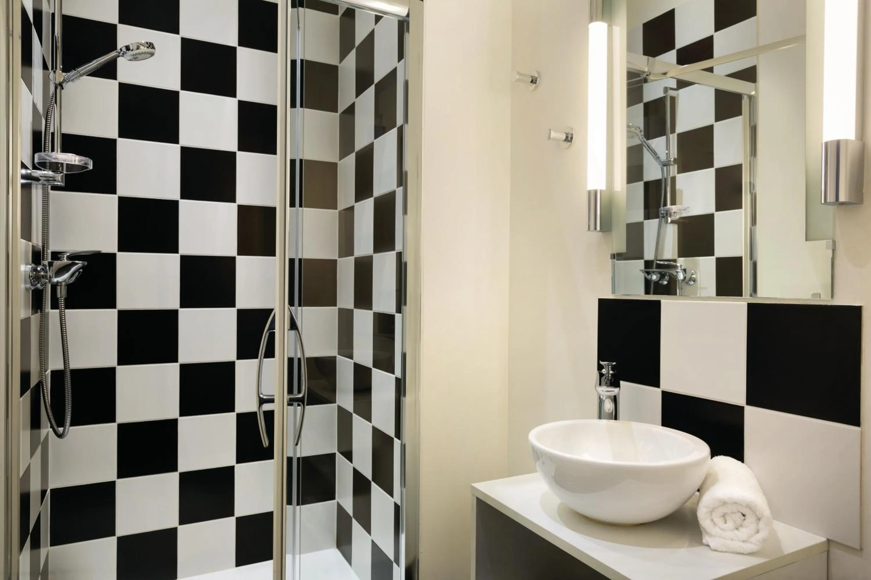 Shower in Hôtel Byakko Nice