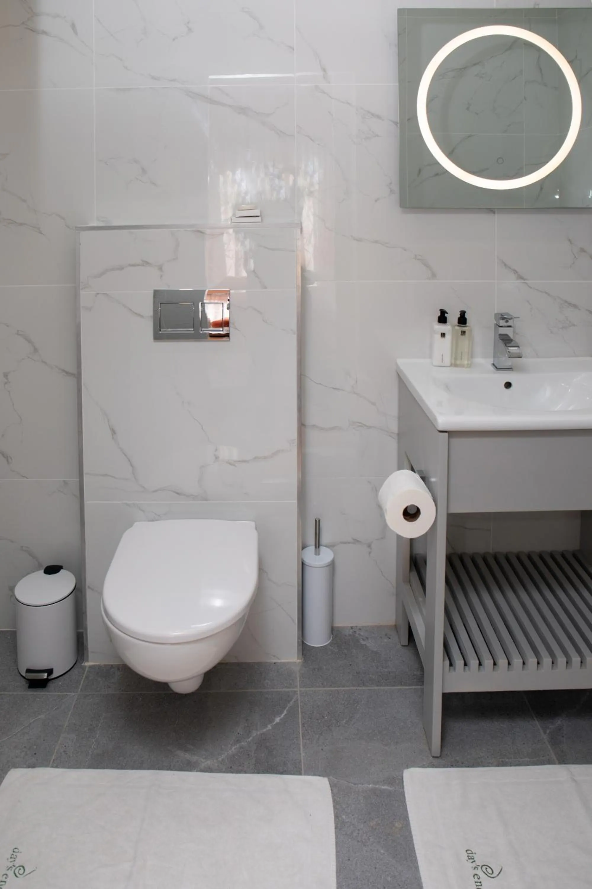 Toilet in Day's End Guest House