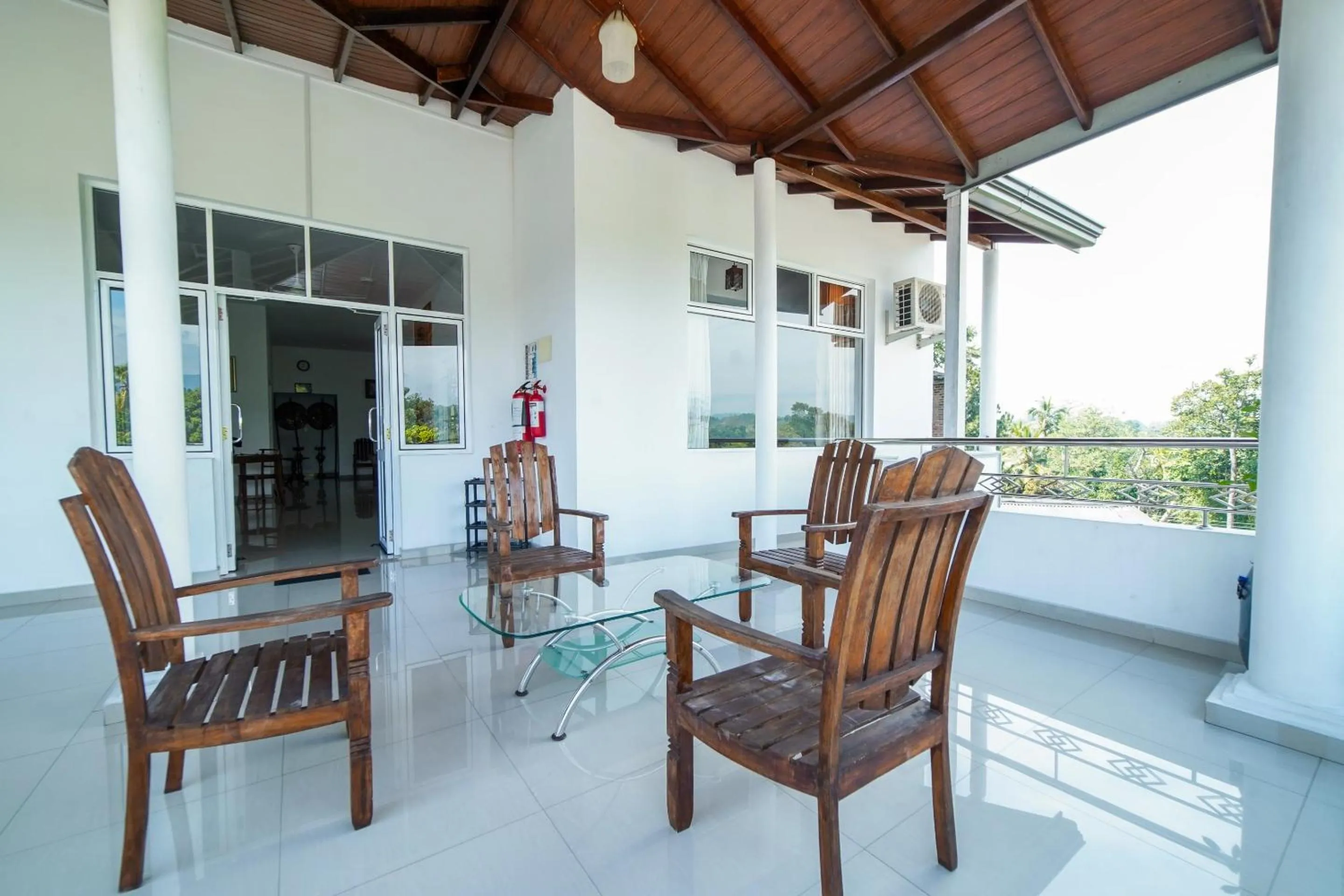 Restaurant/places to eat in Dazzling Villa