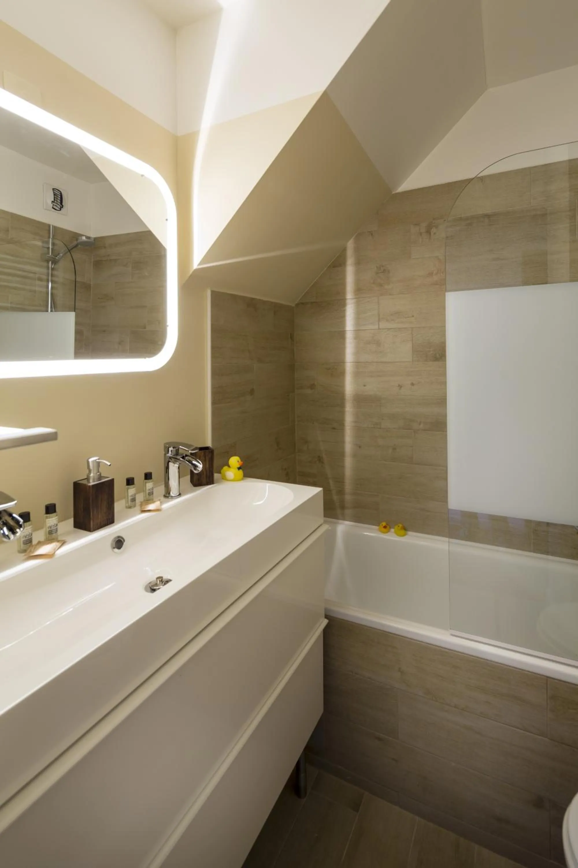 Bathroom in Hôtel du Bourg