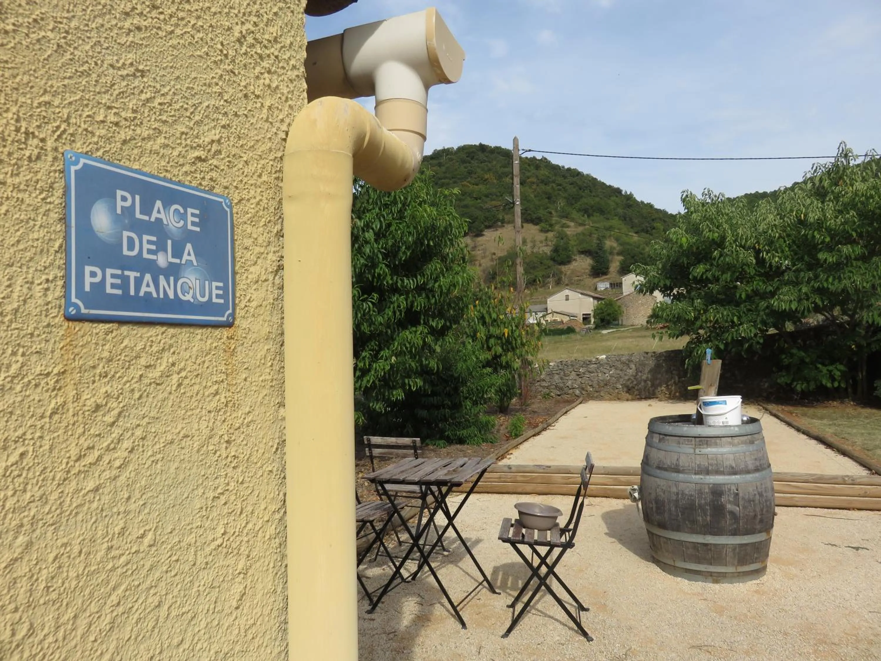 Entertainment in Au Grand Bonheur