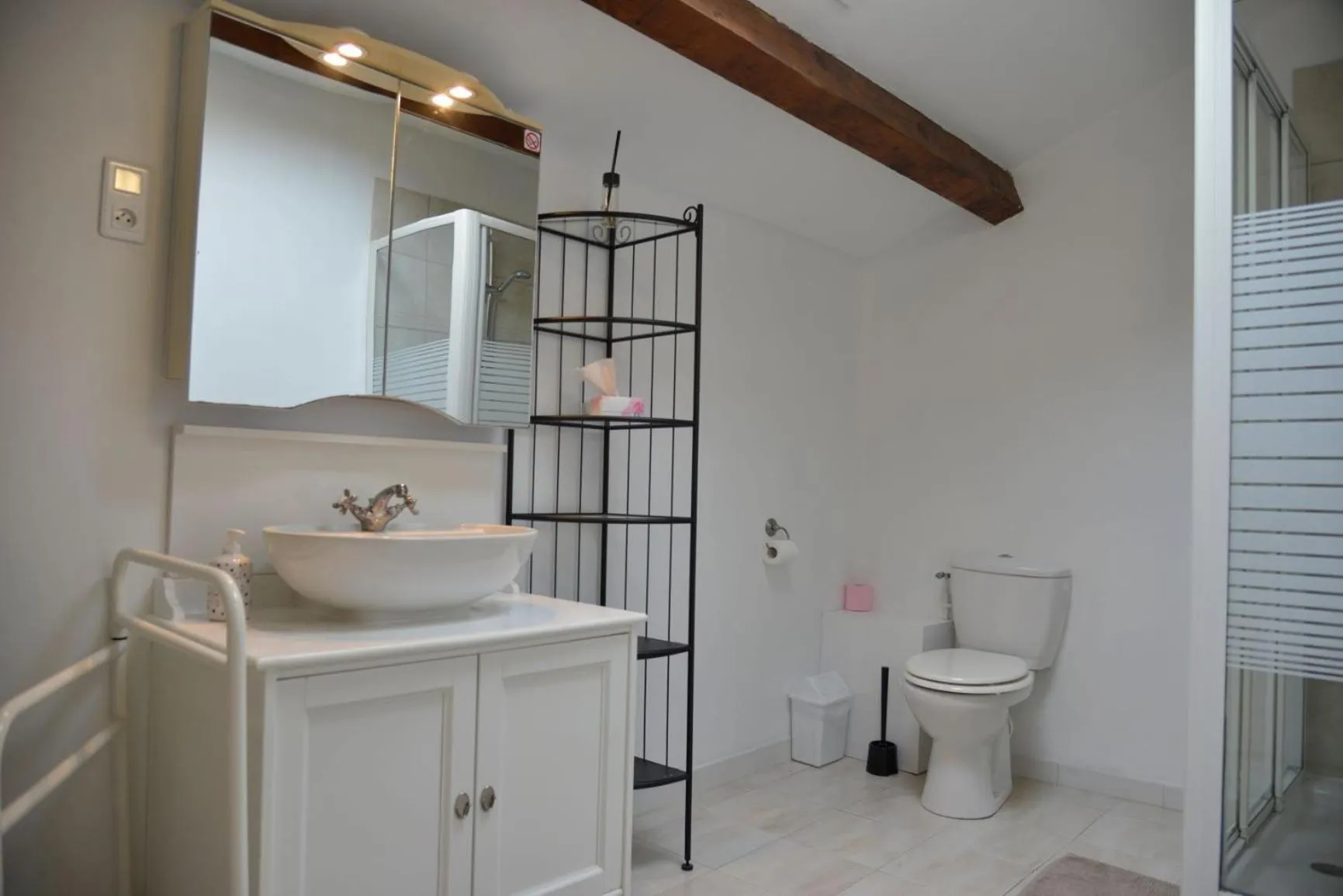 Shower in Au Grand Bonheur