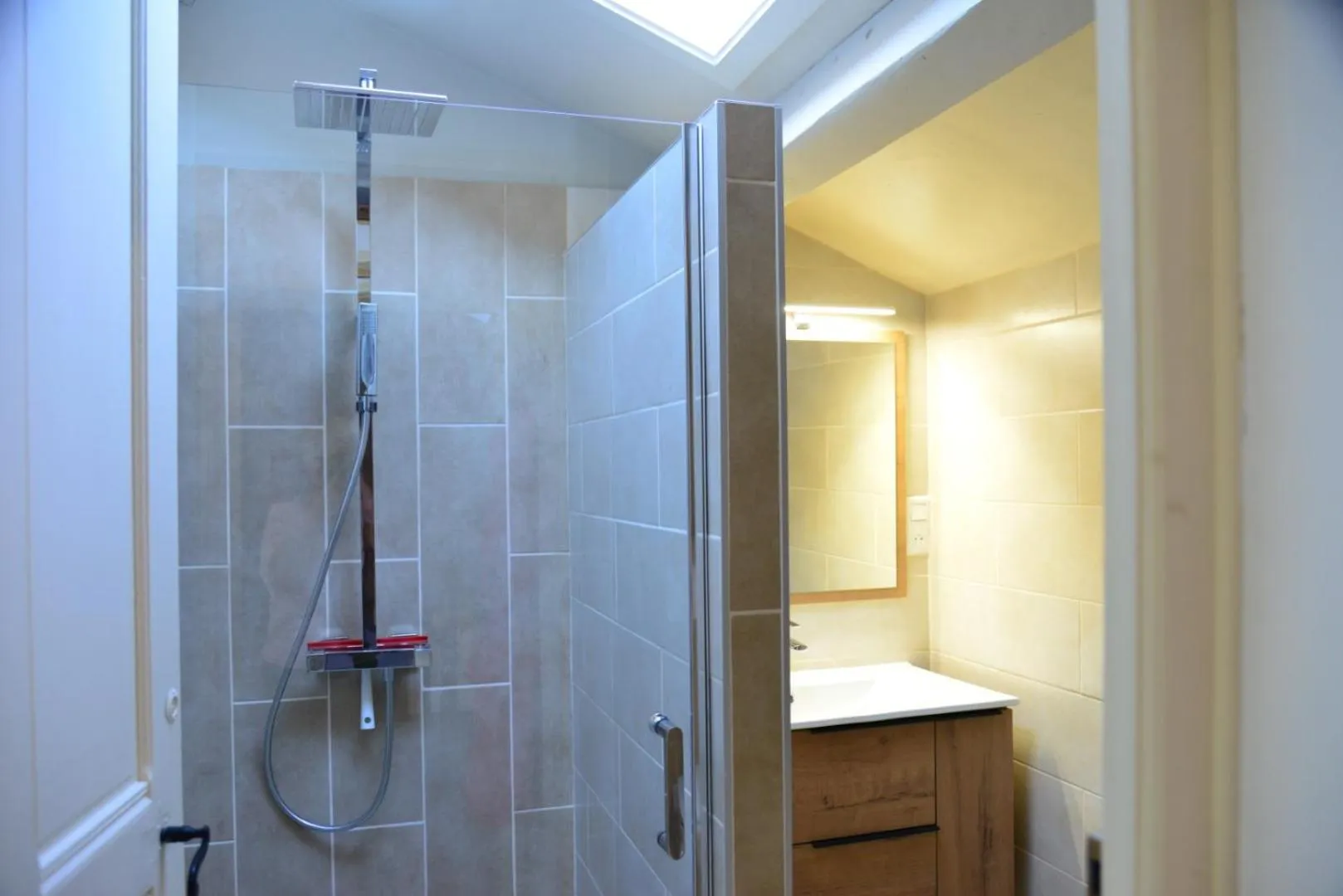 Shower in Au Grand Bonheur