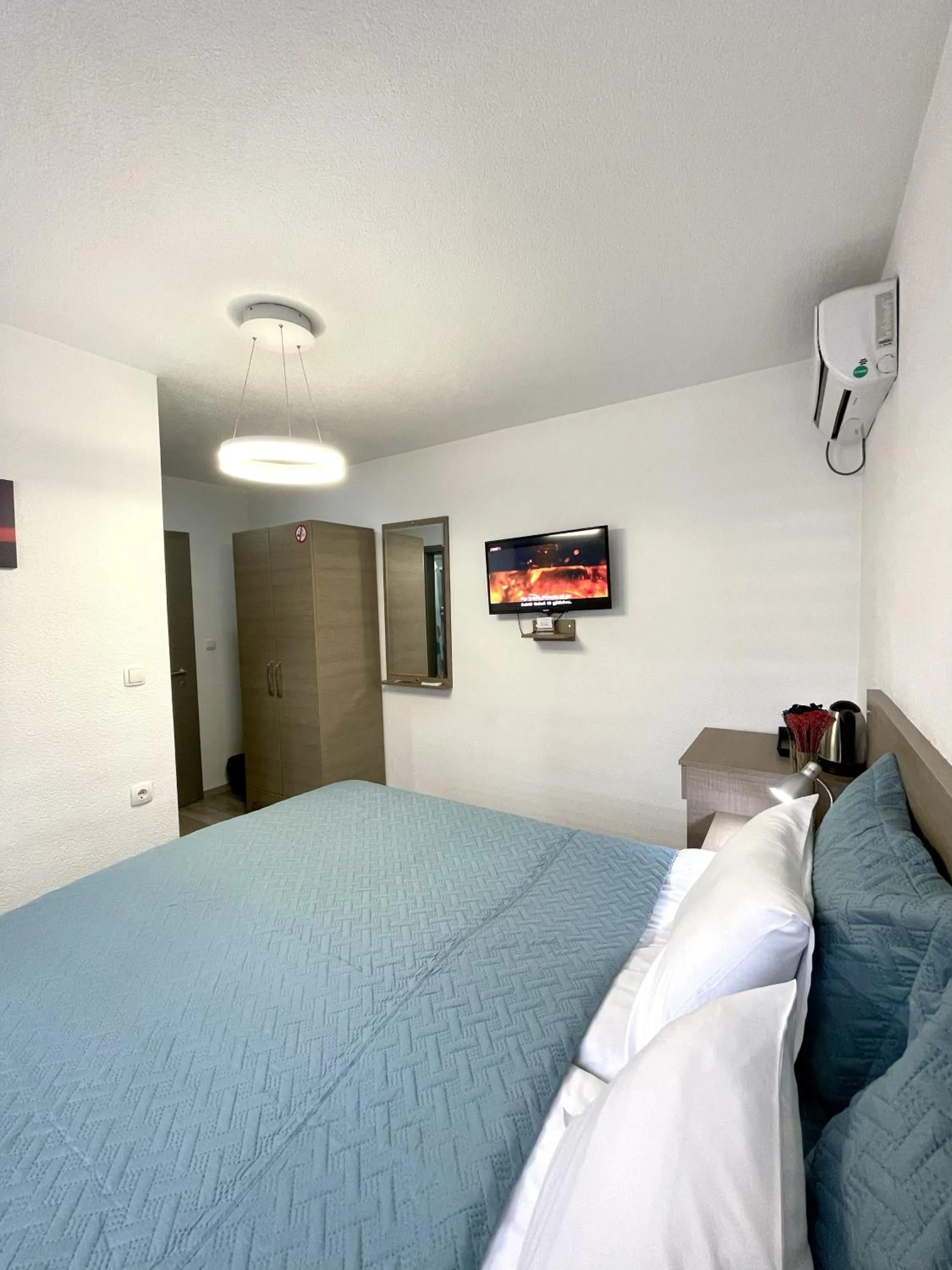 TV and multimedia, Bed in Stone Bridge Hotel