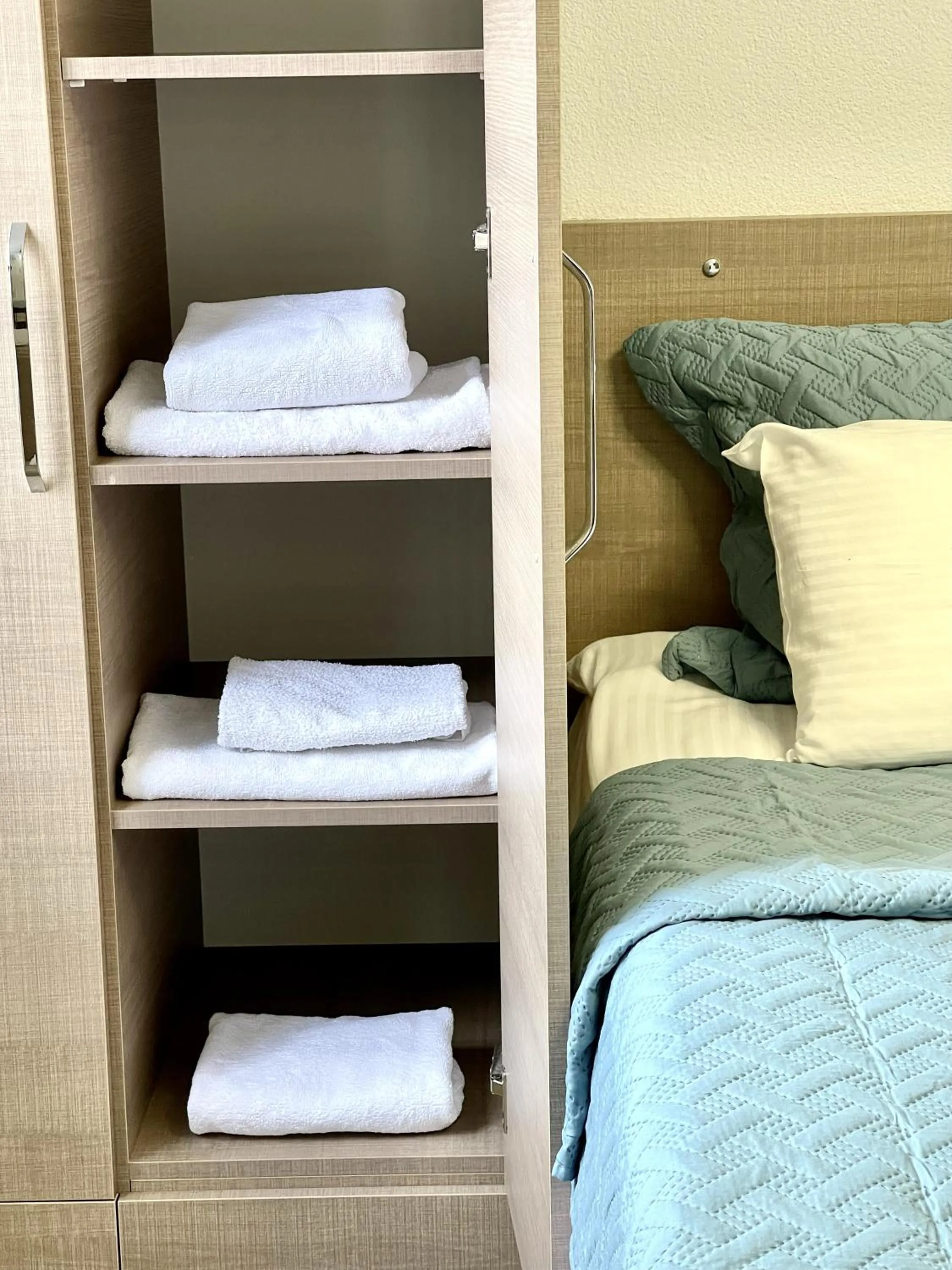 towels, Bed in Stone Bridge Hotel