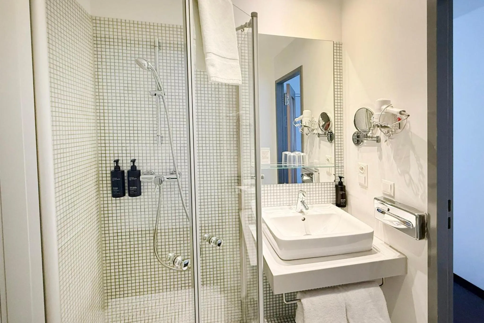 Bathroom in Garner Hotel Berlin - Gendarmenmarkt by IHG