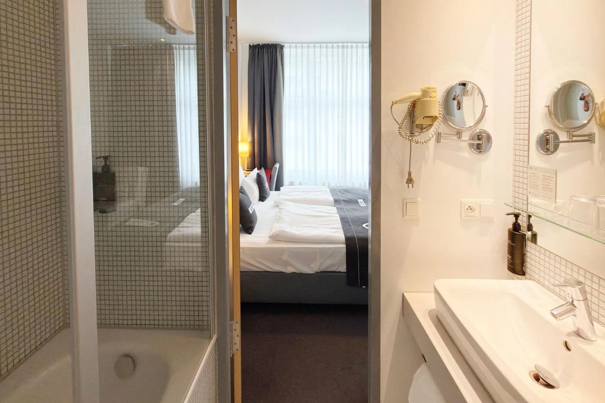 Bathroom, Bed in Garner Hotel Berlin - Gendarmenmarkt by IHG
