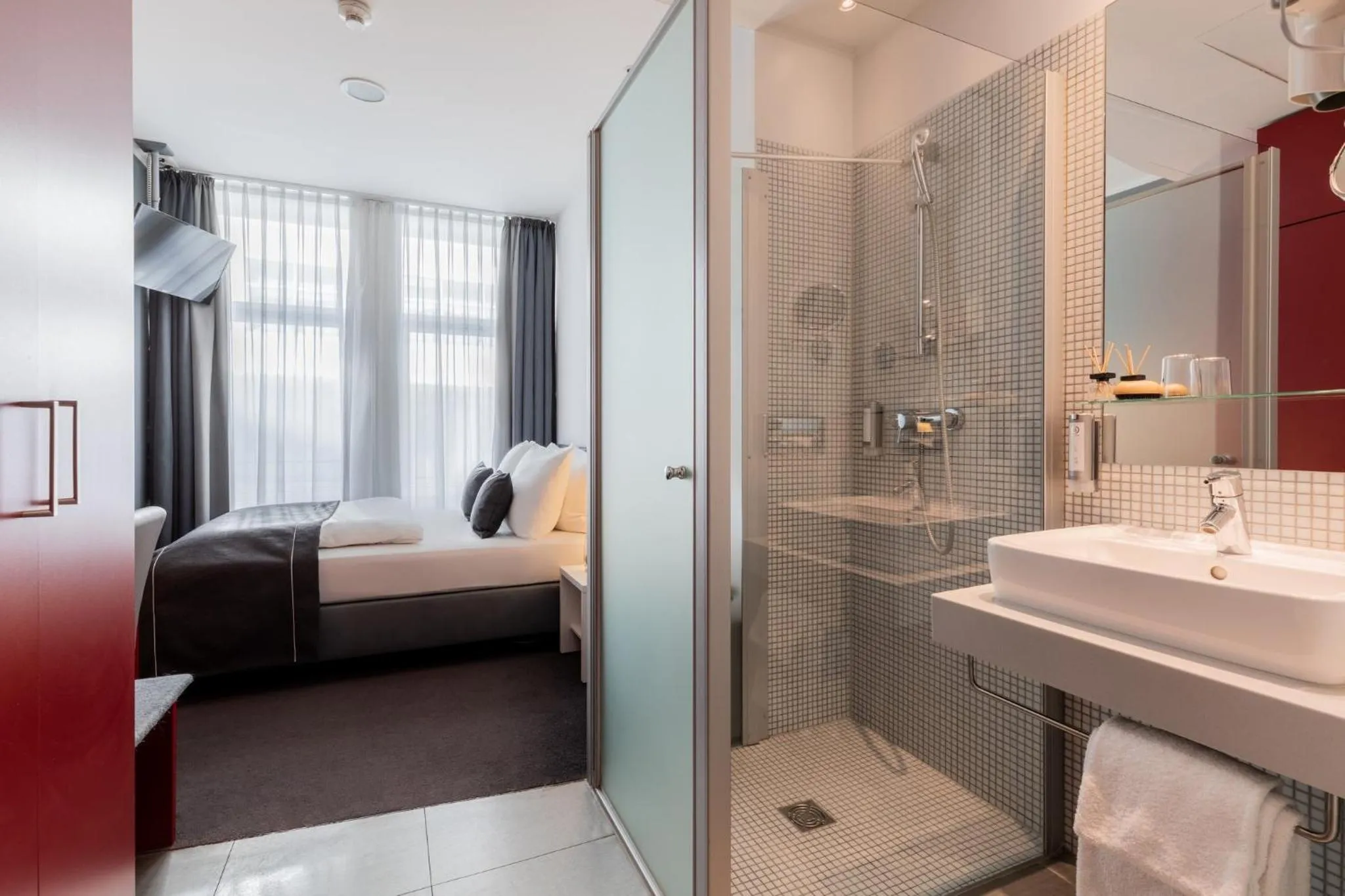 Bathroom, Bed in Garner Hotel Berlin - Gendarmenmarkt by IHG