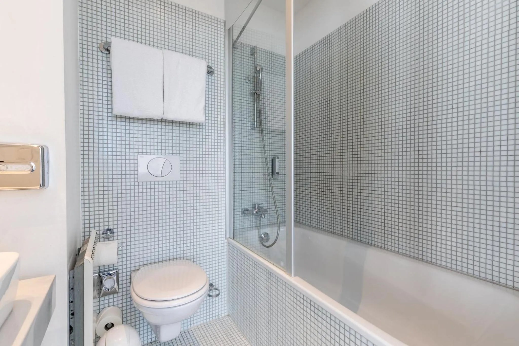 Bathroom in Garner Hotel Berlin - Gendarmenmarkt by IHG