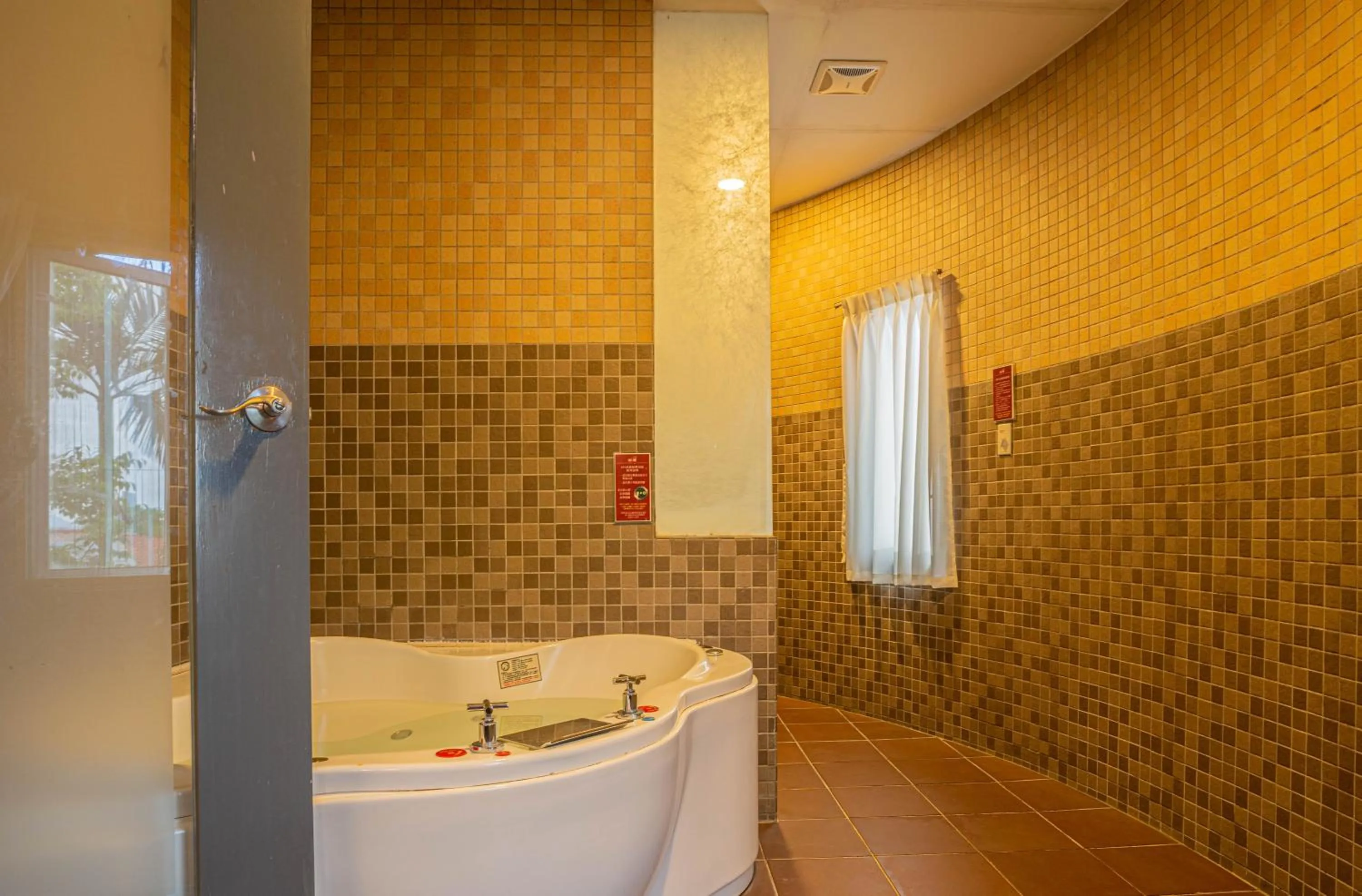 Bathroom in Regale Motel