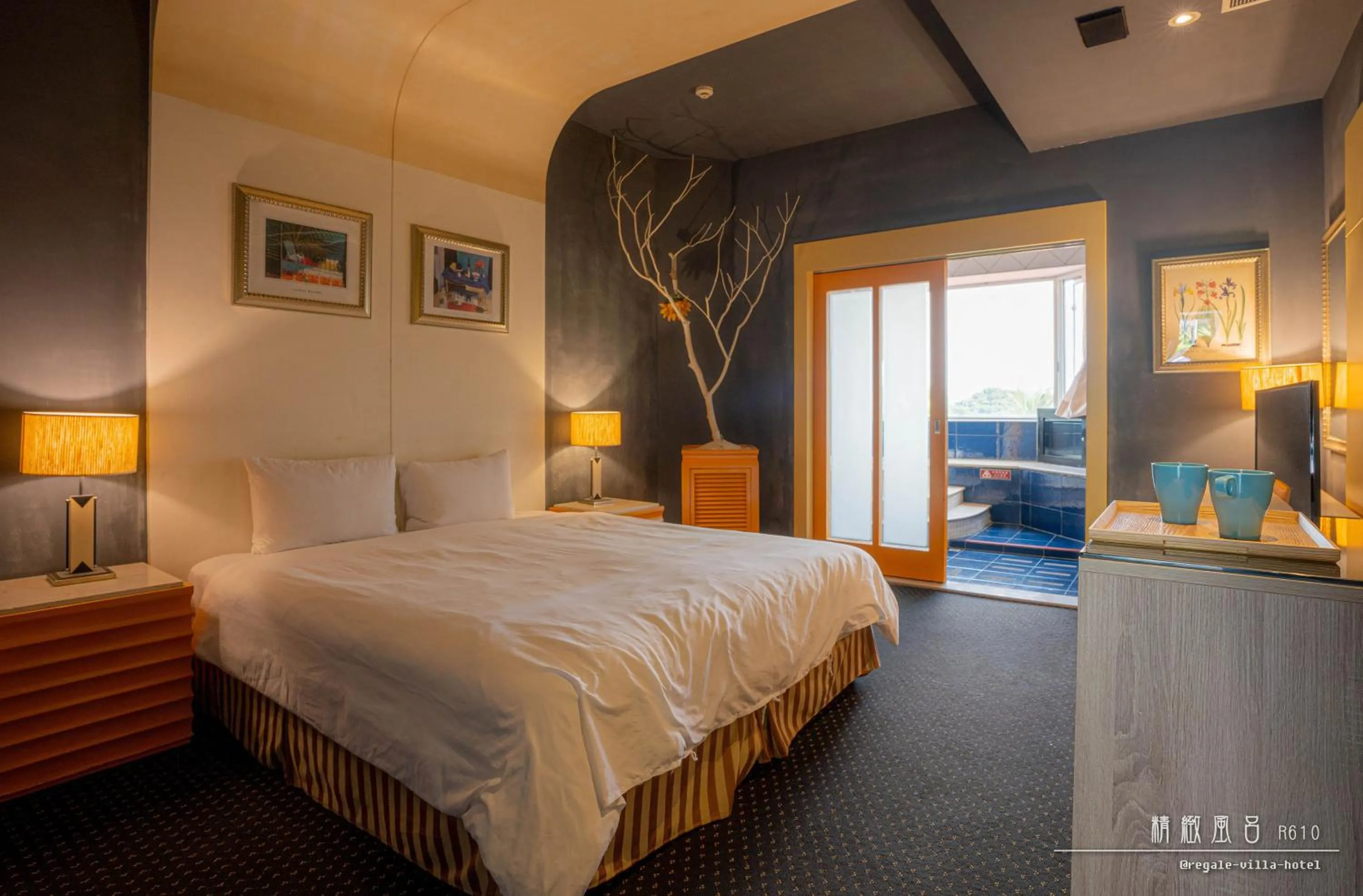 Photo of the whole room, Bed in Regale Motel