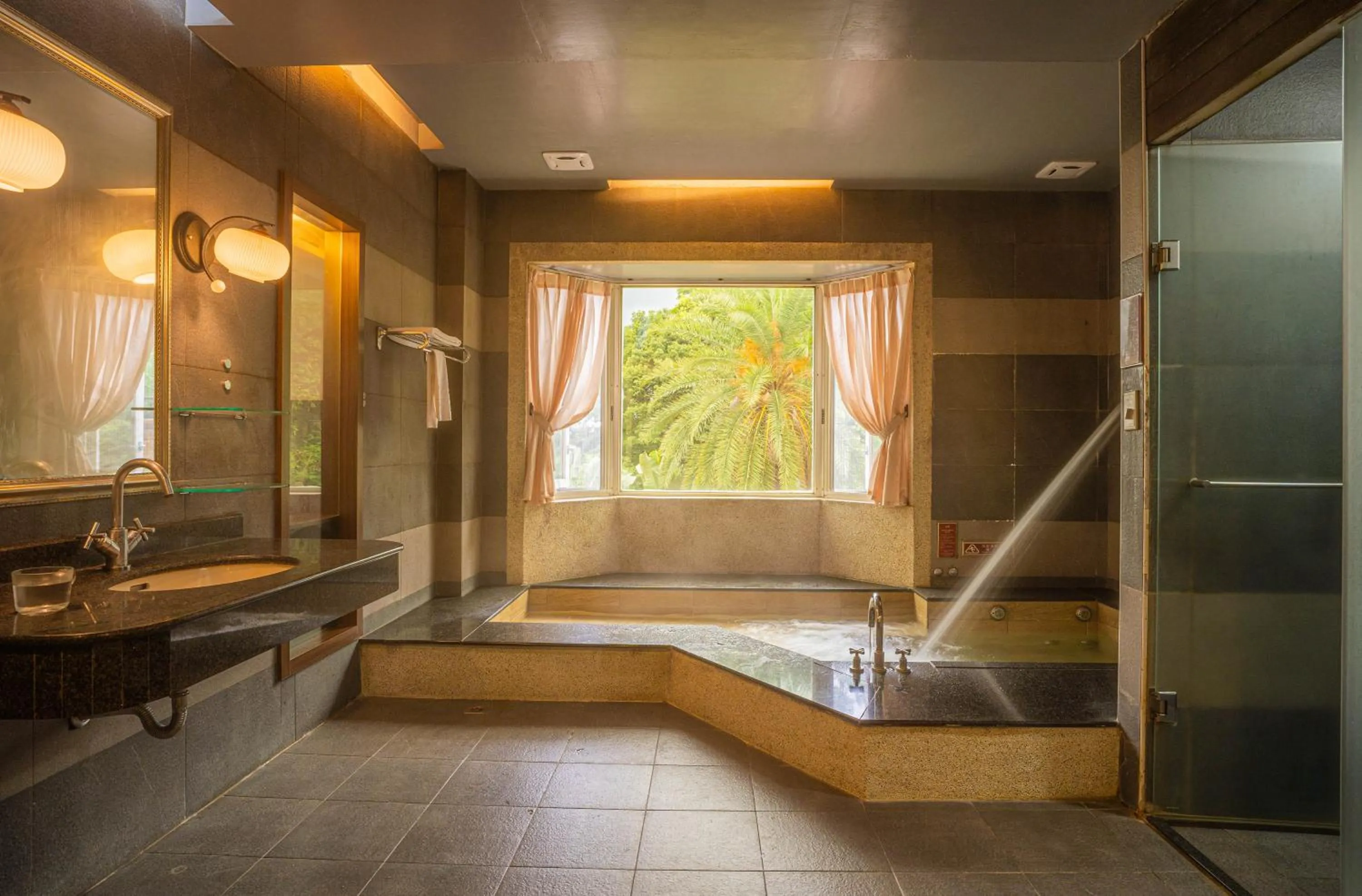 Bathroom in Regale Motel