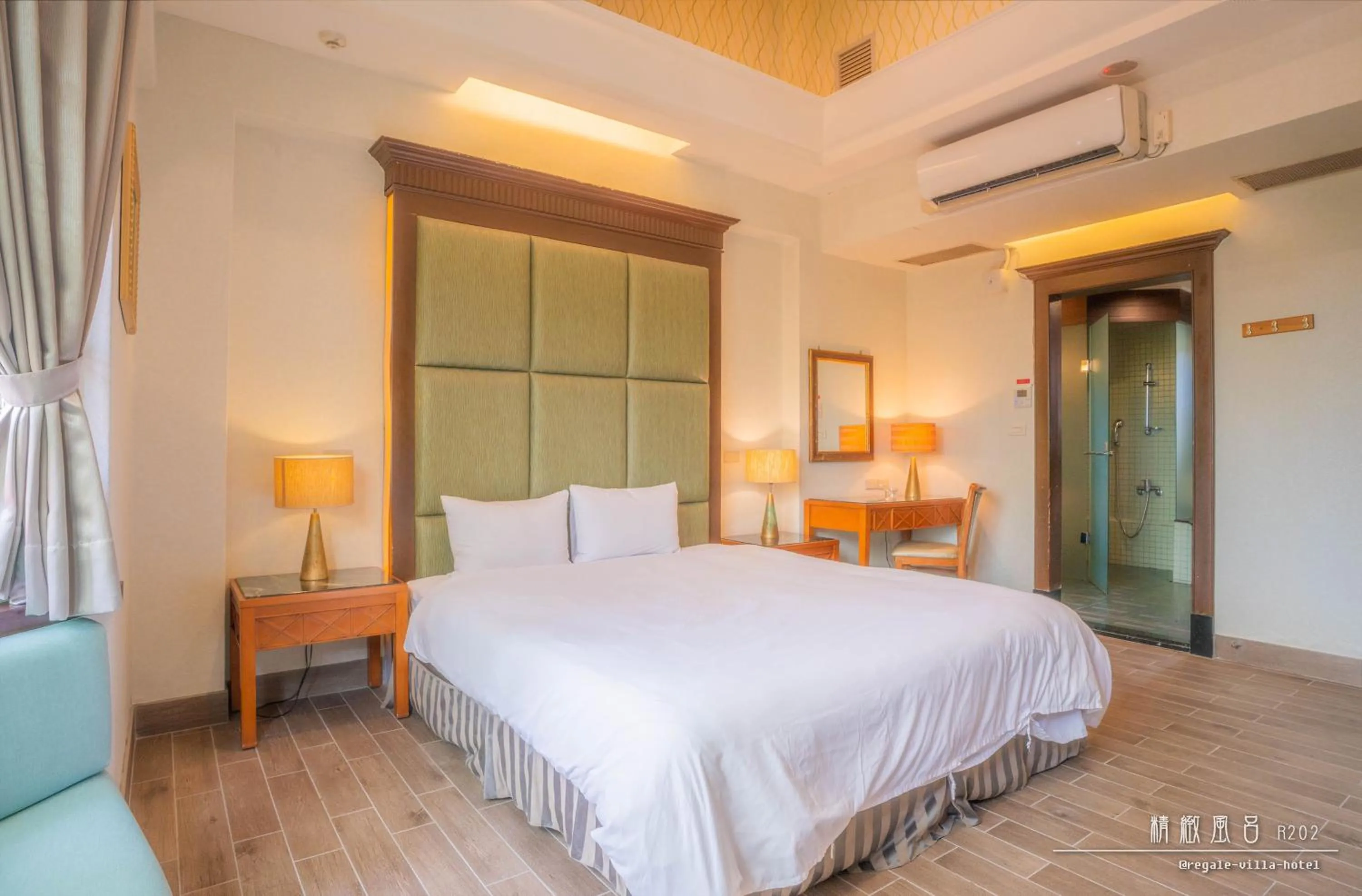 Bedroom, Bed in Regale Motel