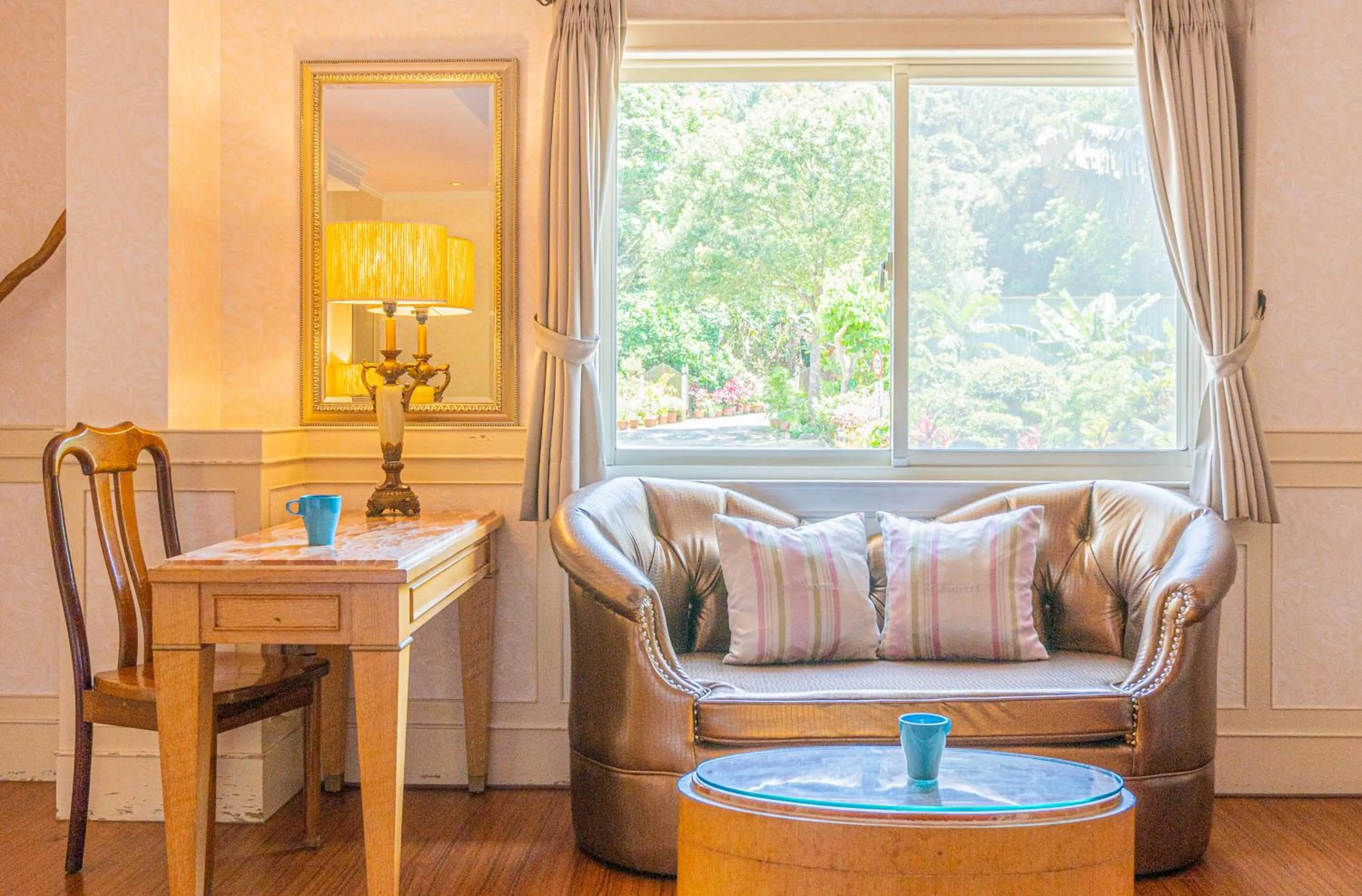 Seating area in Regale Motel