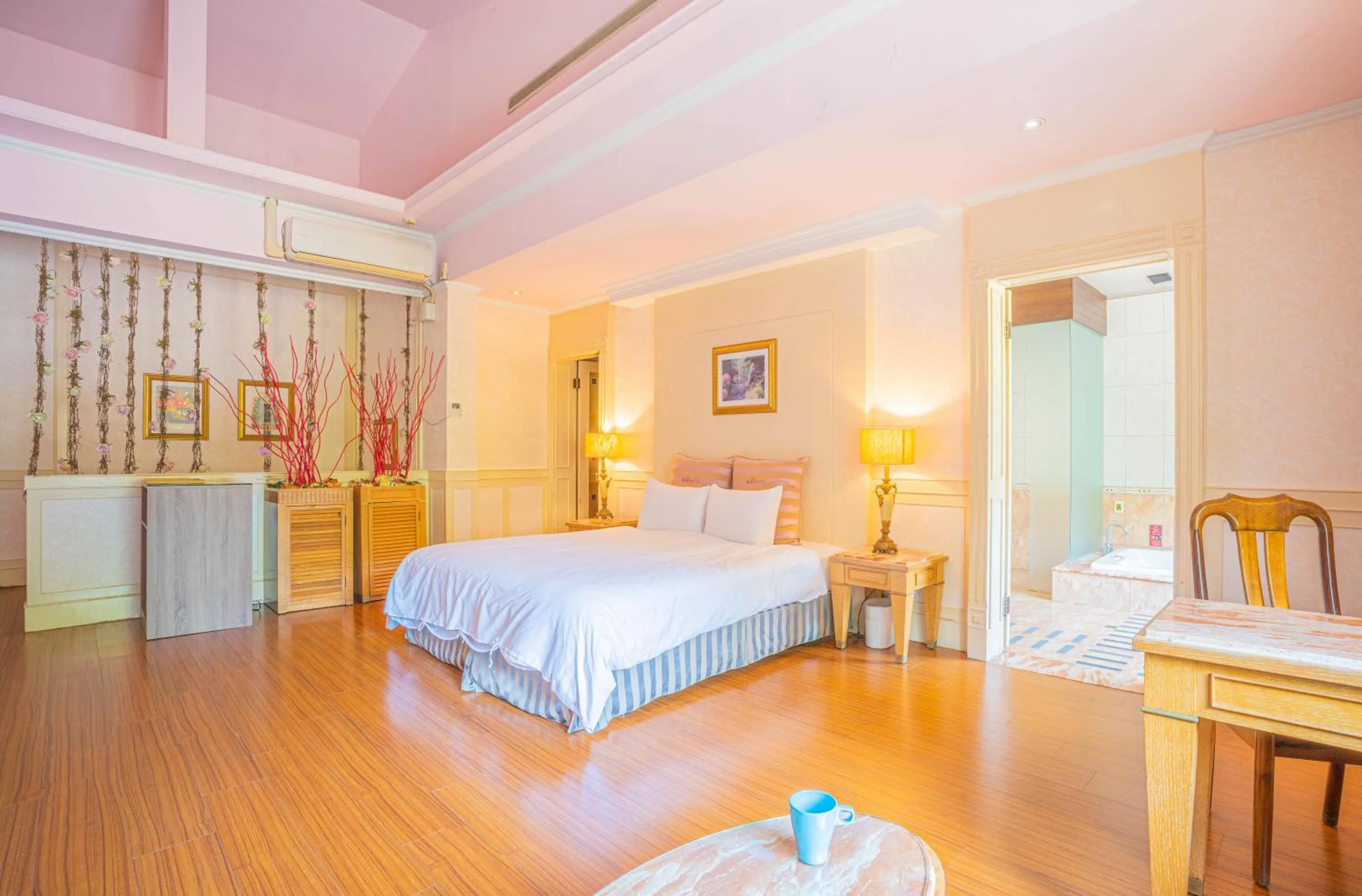 Bedroom, Bed in Regale Motel