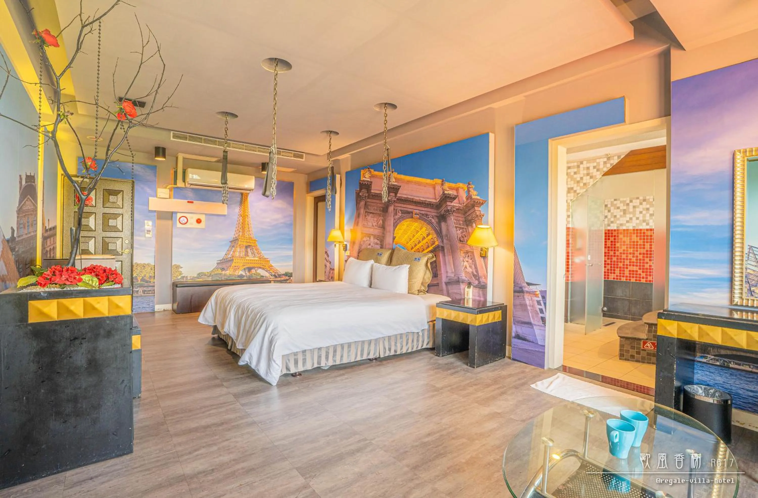 Photo of the whole room, Bed in Regale Motel