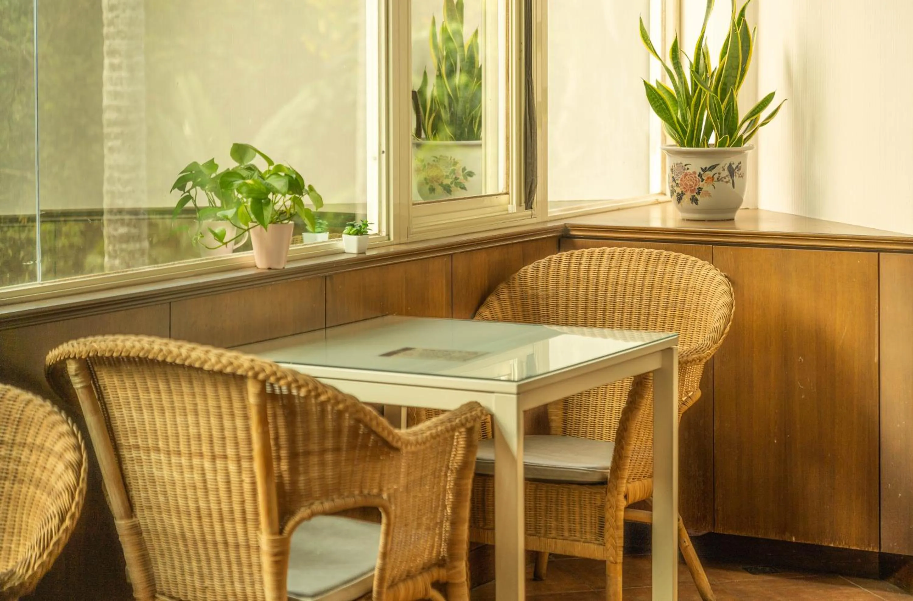 Restaurant/places to eat in Regale Motel