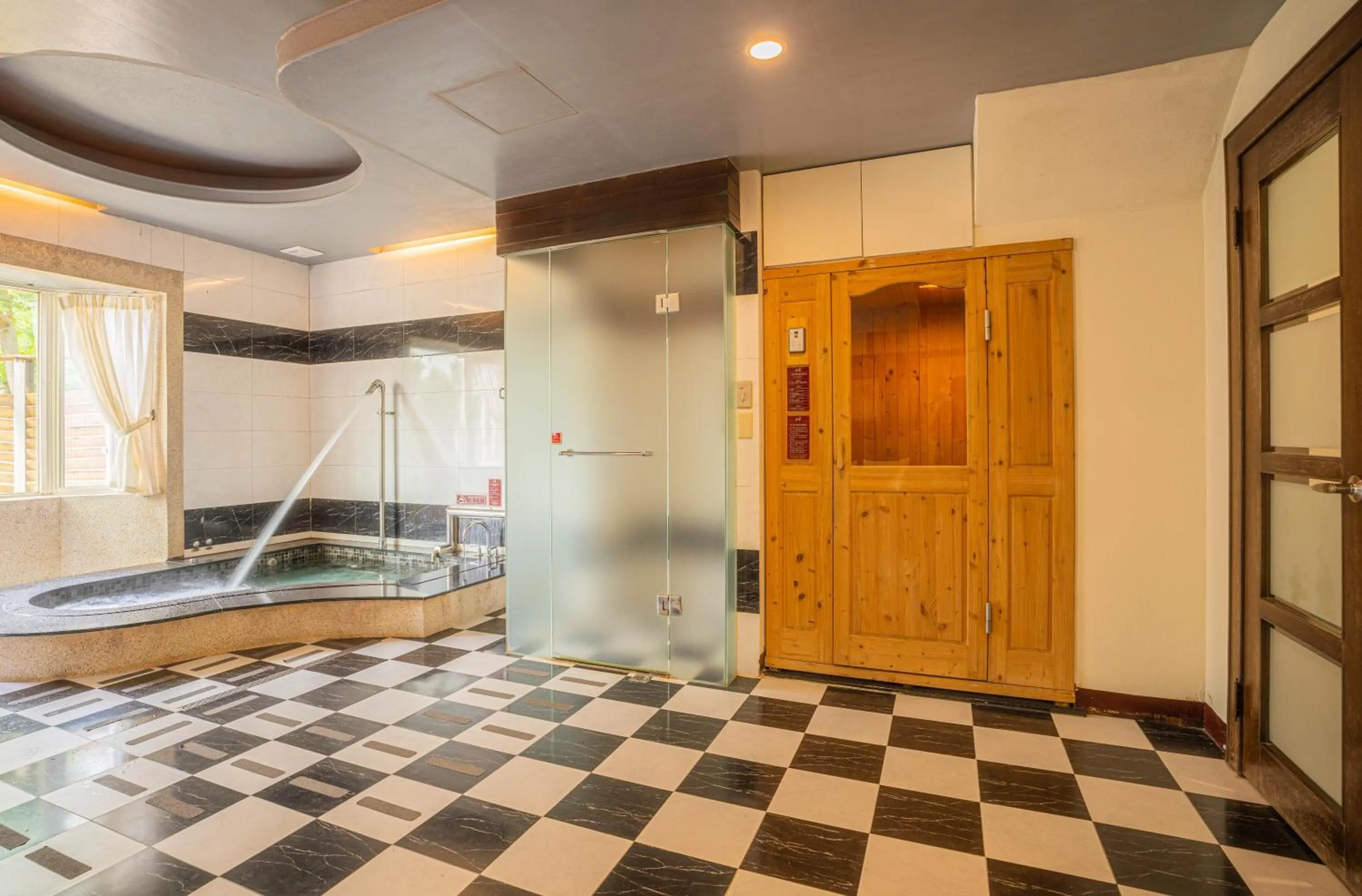 Bathroom in Regale Motel