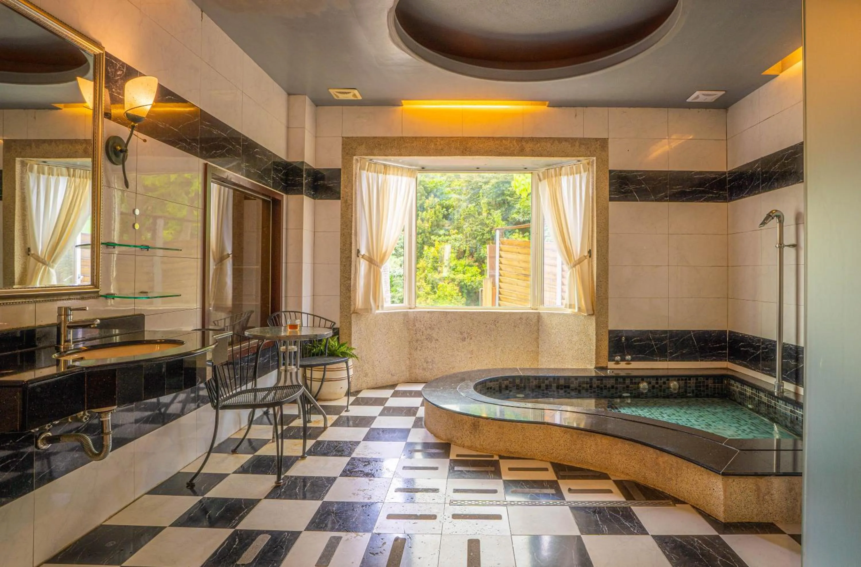 Hot Tub in Regale Motel