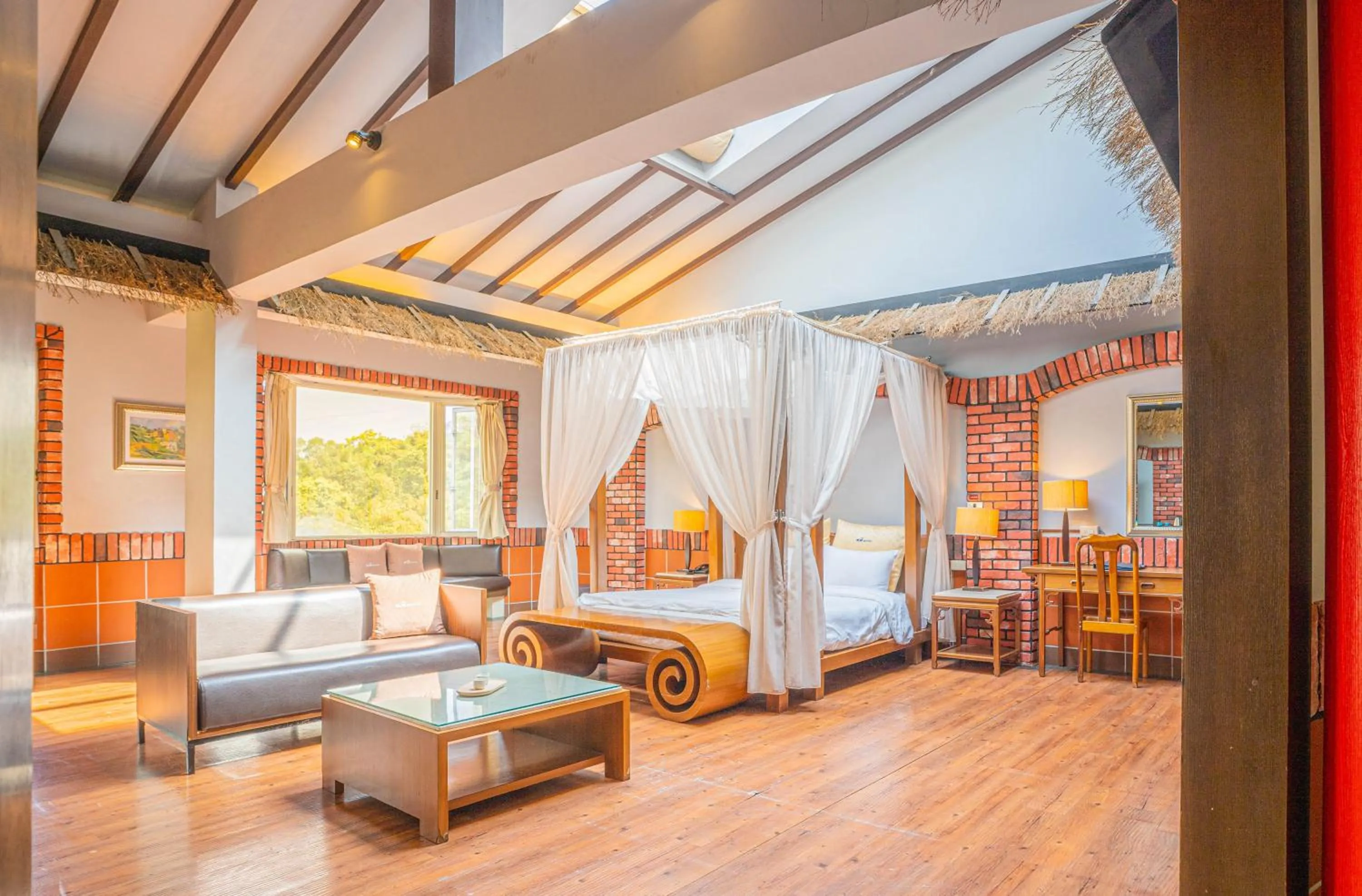 Living room, Bed in Regale Motel