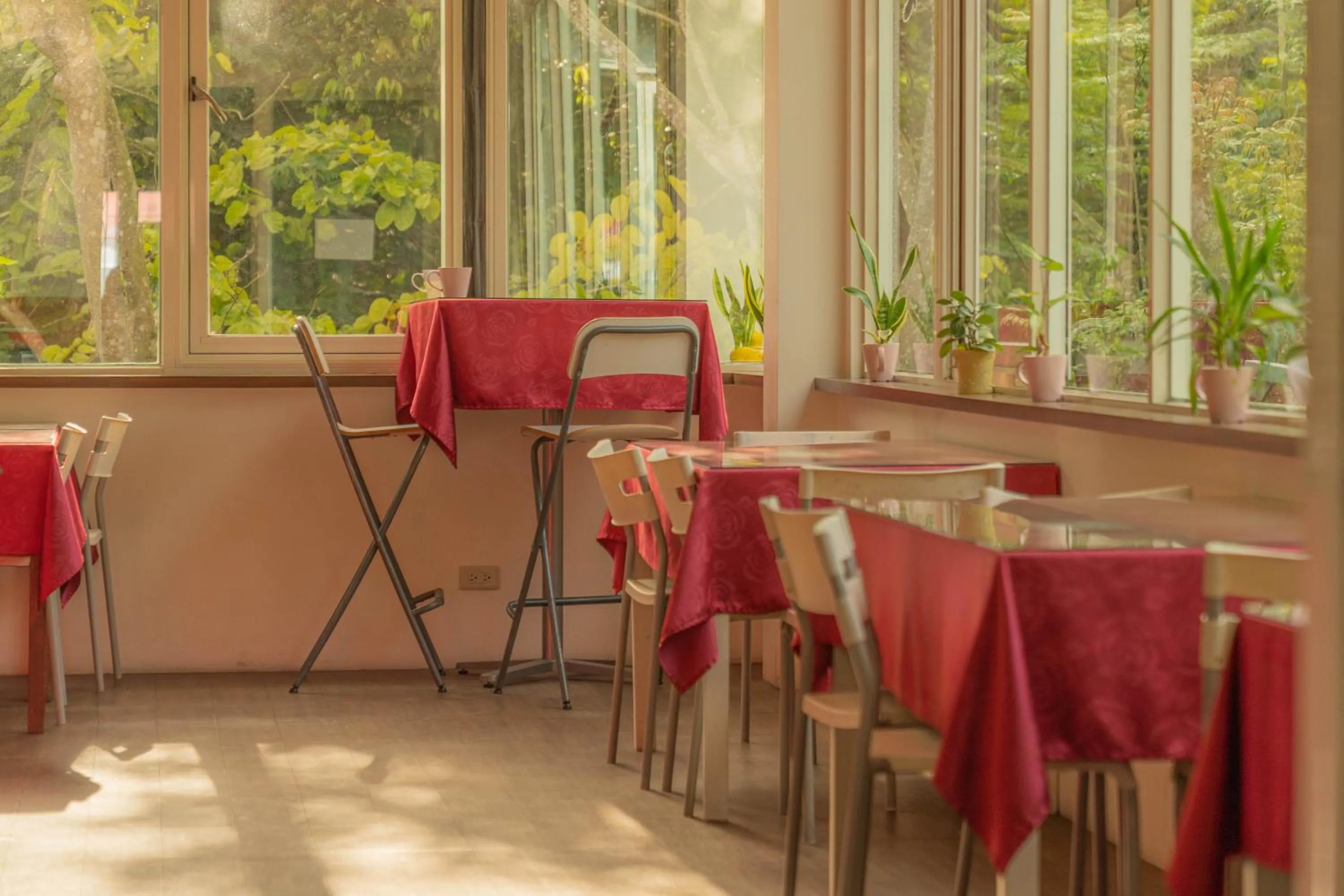 Restaurant/places to eat in Regale Motel