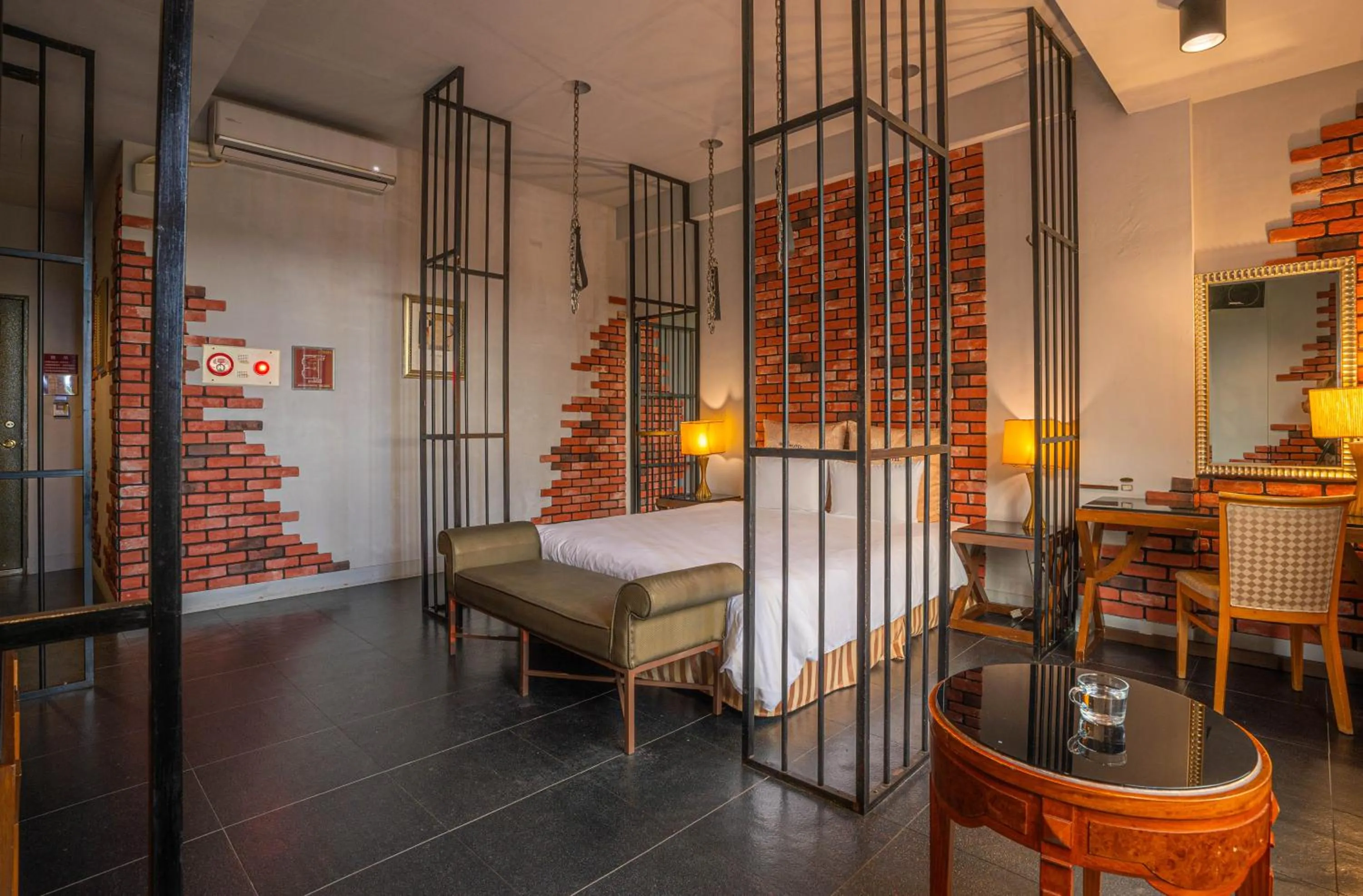 Bedroom, Bed in Regale Motel