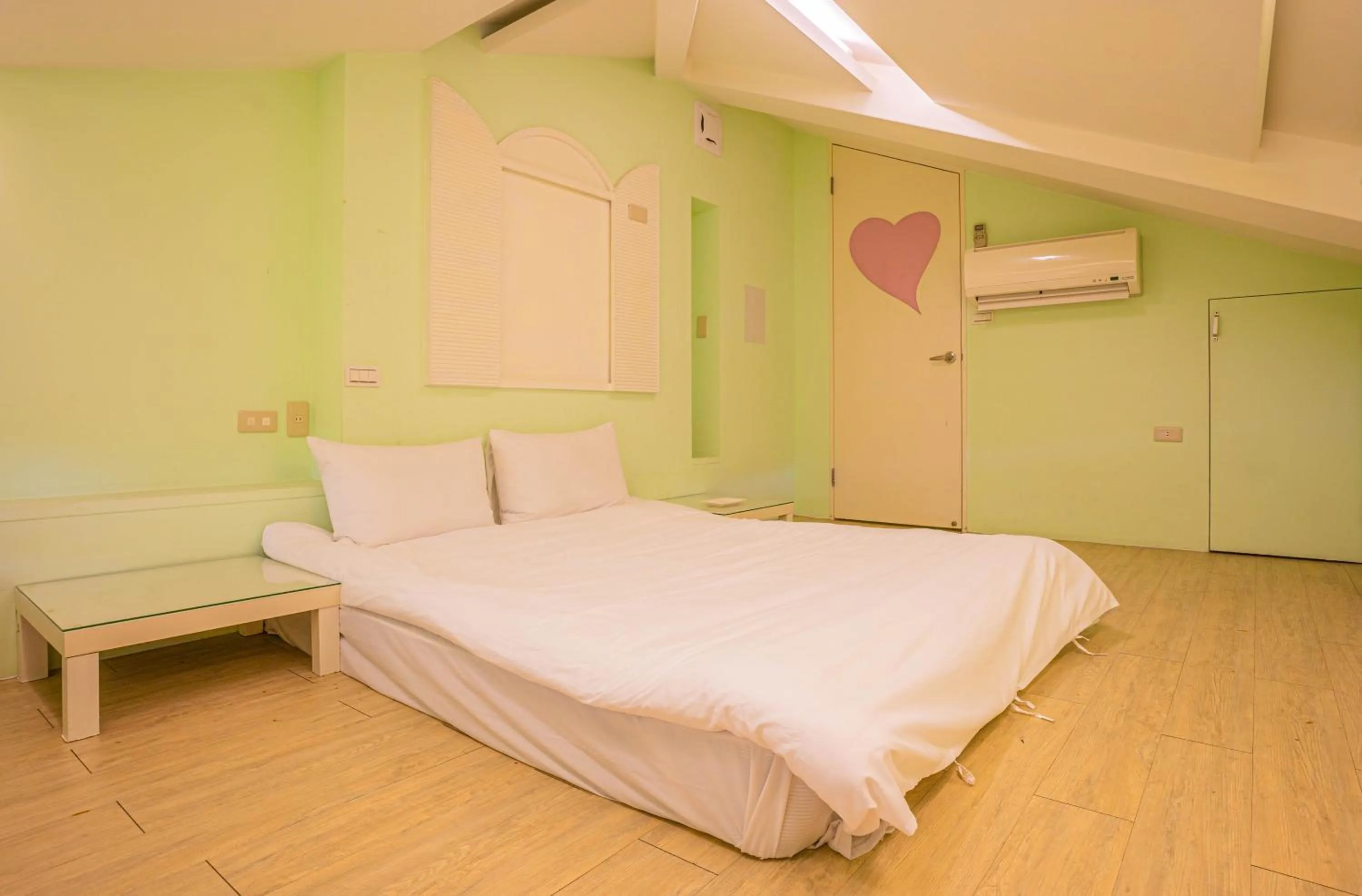 Bedroom, Bed in Regale Motel