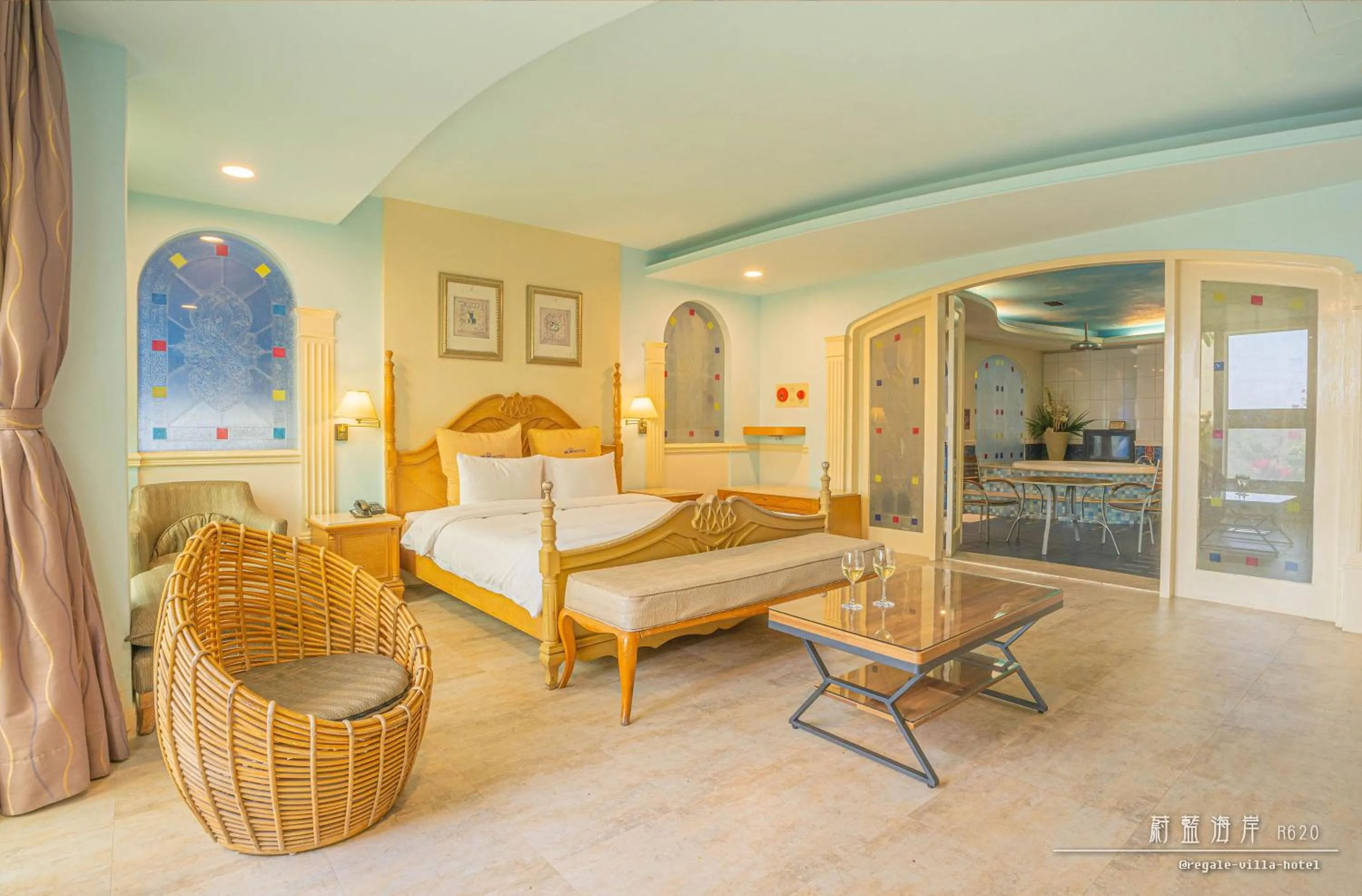 Seating area, Bed in Regale Motel