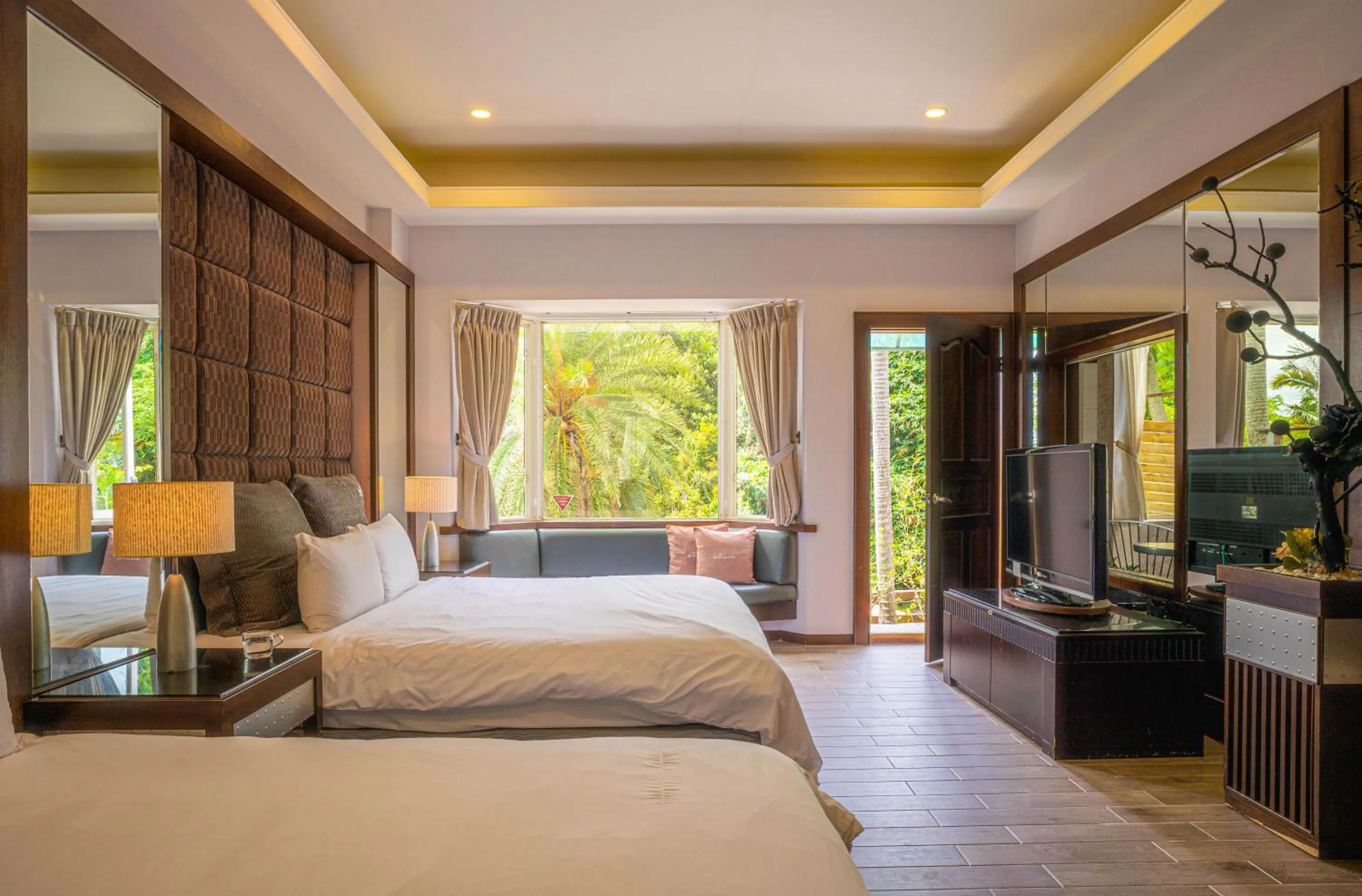 Seating area, Bed in Regale Motel