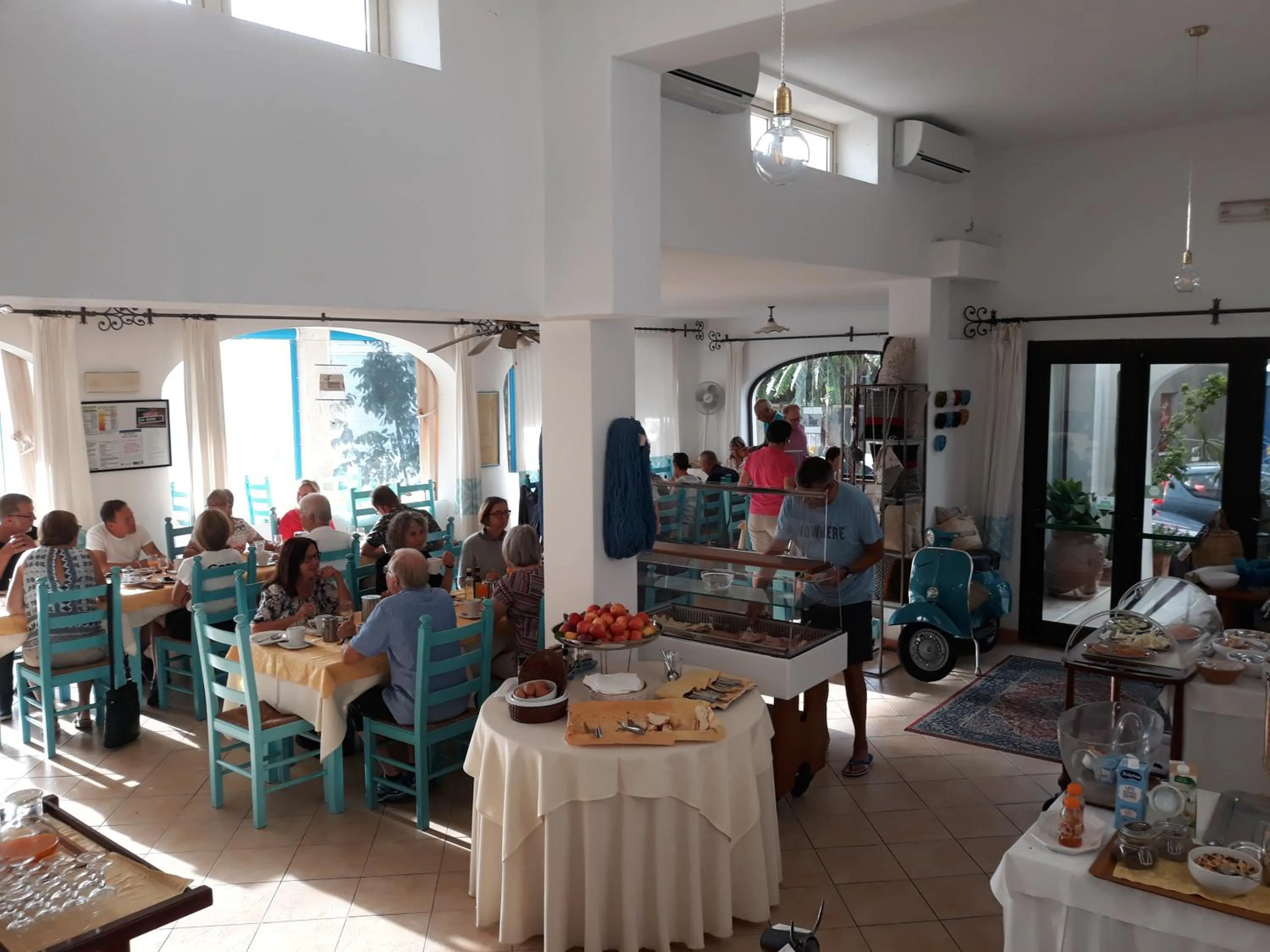group of guests in Hotel S'Ortale Possibilità di Parcheggio interno e Ristorante all'aperto
