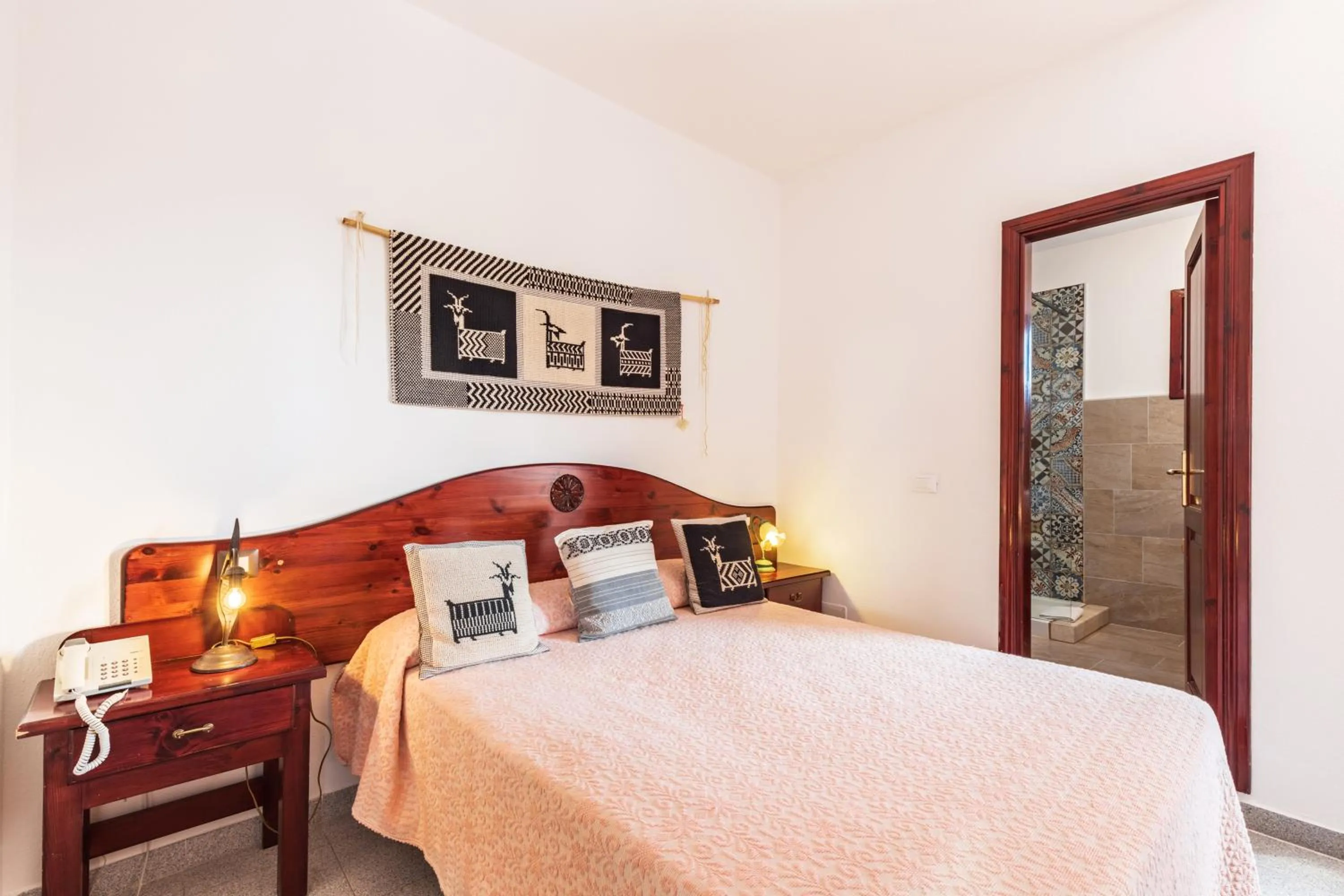 Bed in Hotel S'Ortale Possibilità di Parcheggio interno e Ristorante all'aperto