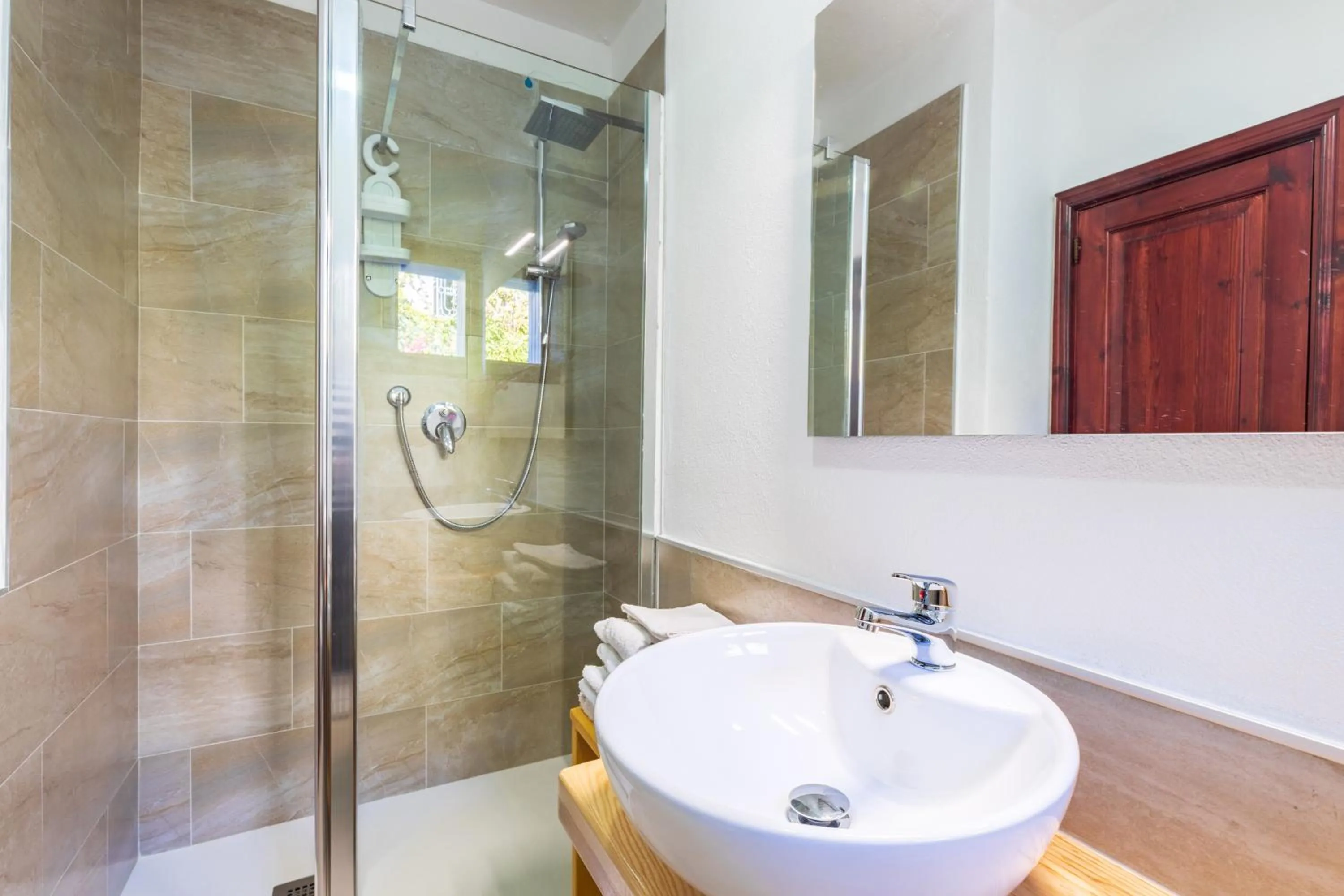 Shower in Hotel S'Ortale Possibilità di Parcheggio interno e Ristorante all'aperto