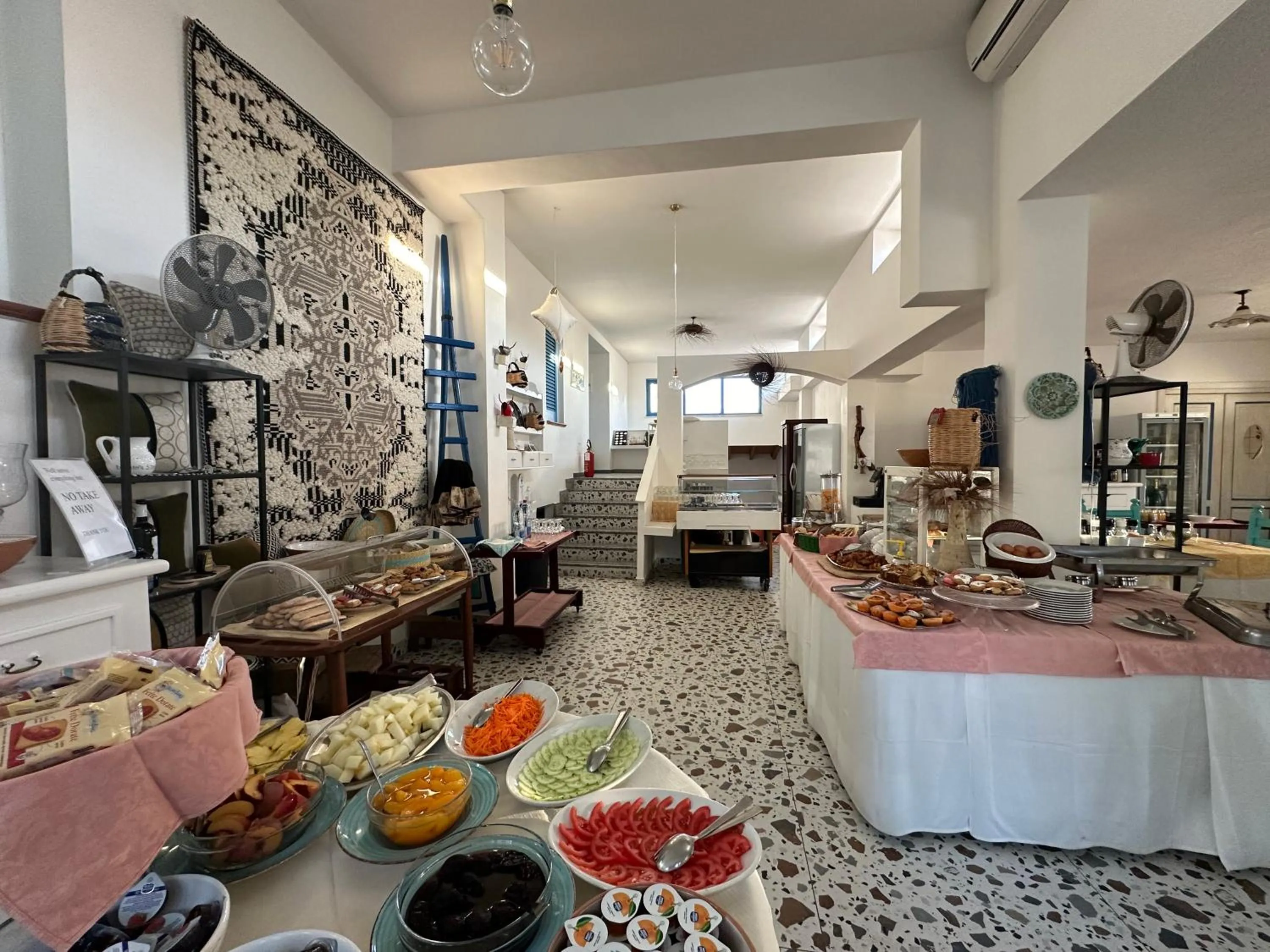 Buffet breakfast in Hotel S'Ortale Possibilità di Parcheggio interno e Ristorante all'aperto