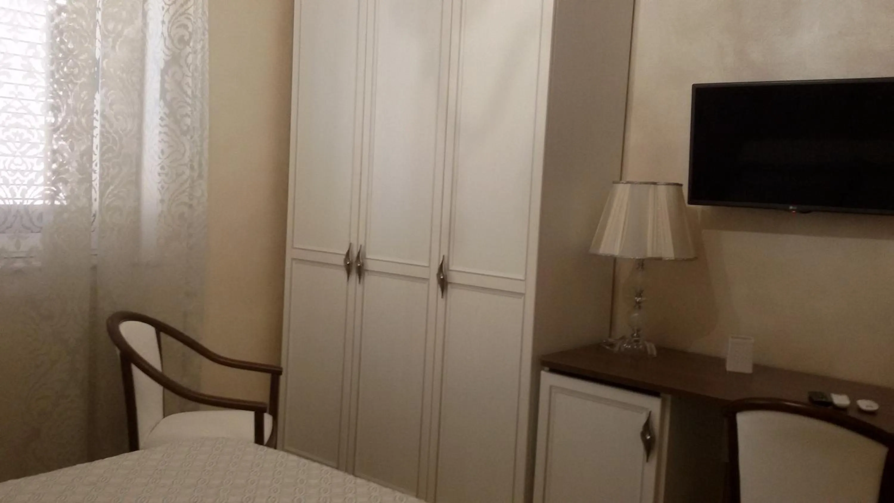 Photo of the whole room, Bed in Daphnae House