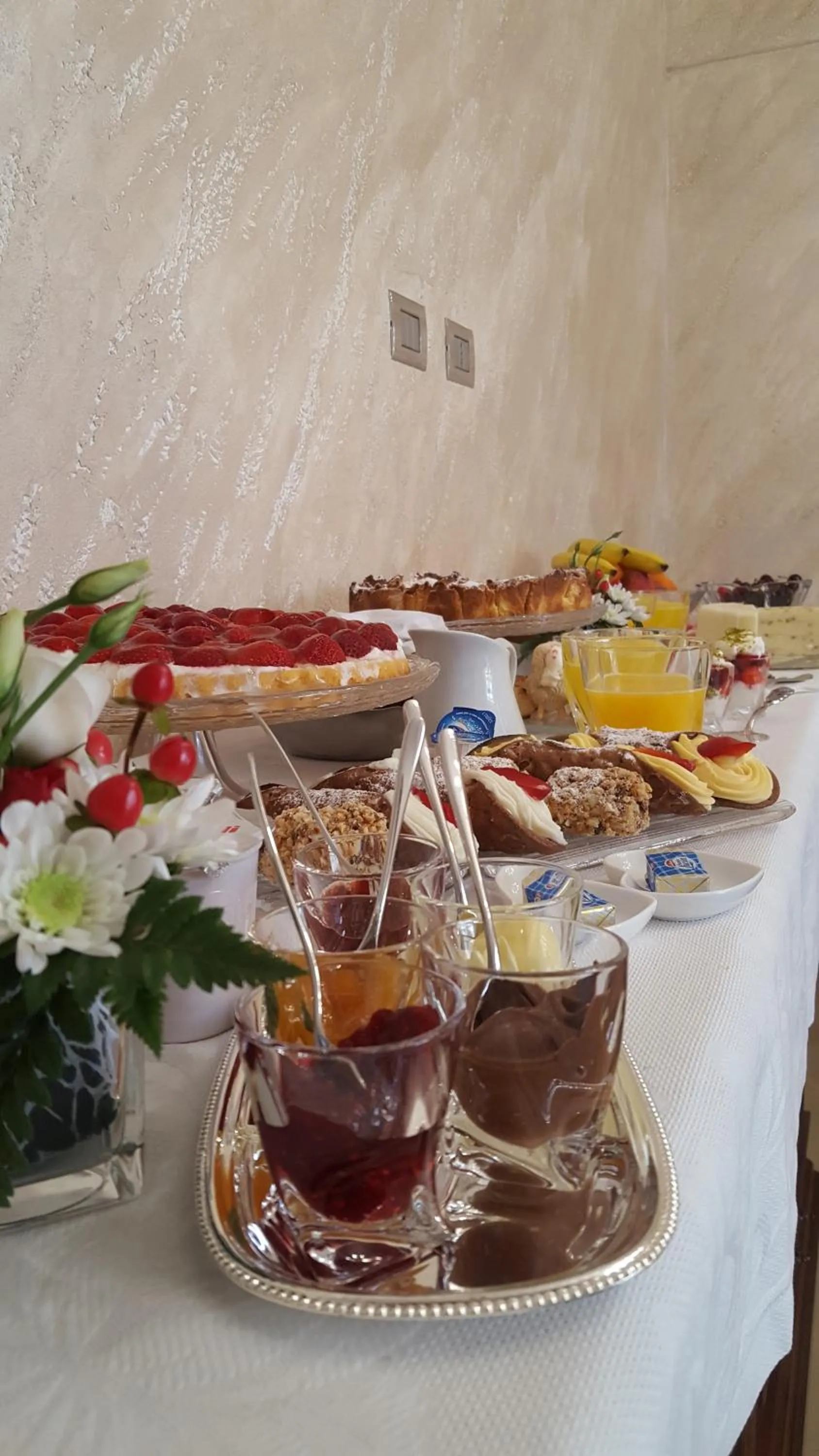 Communal lounge/ TV room in Daphnae House