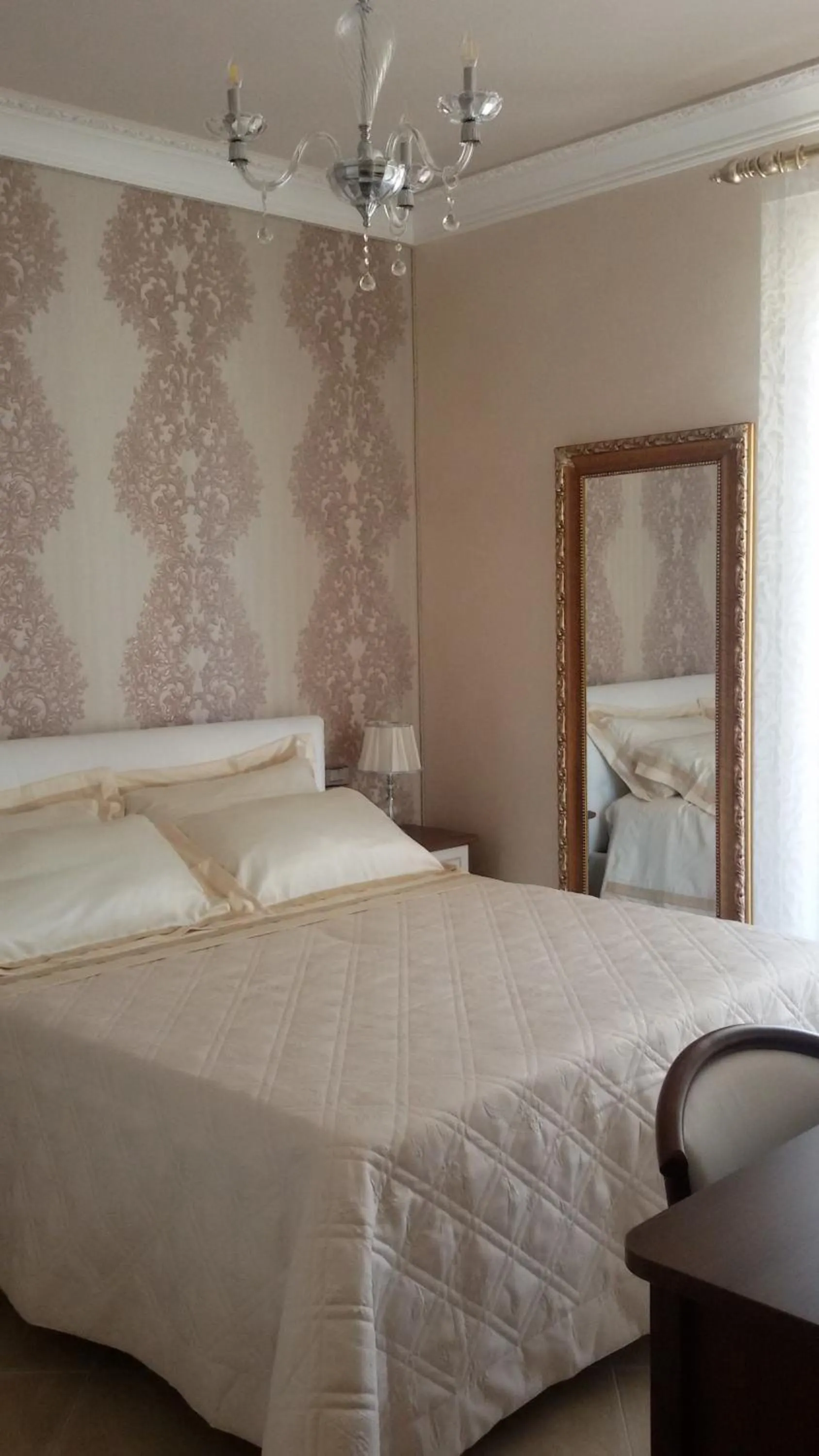 Photo of the whole room, Bed in Daphnae House