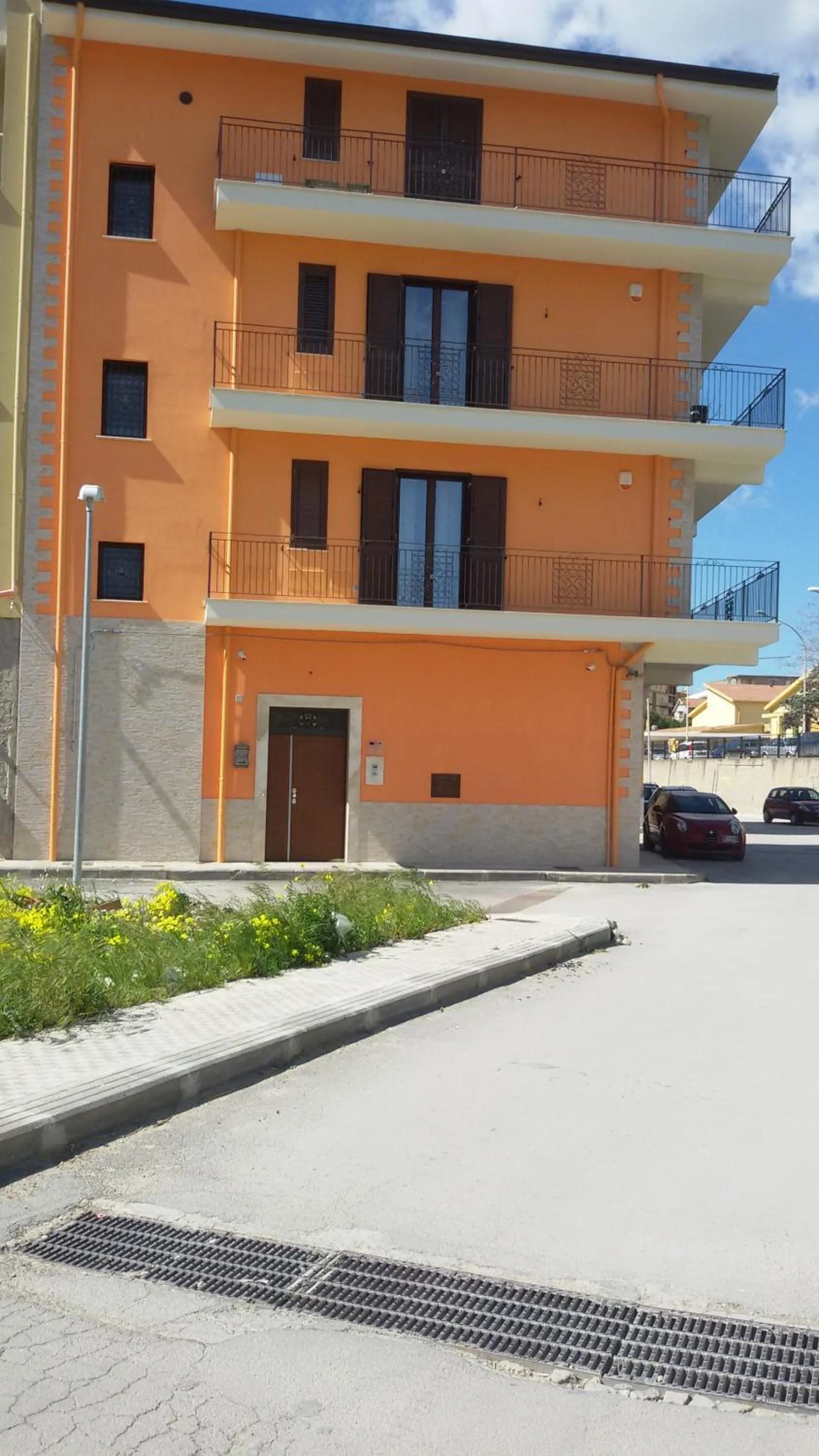 Facade/entrance in Daphnae House