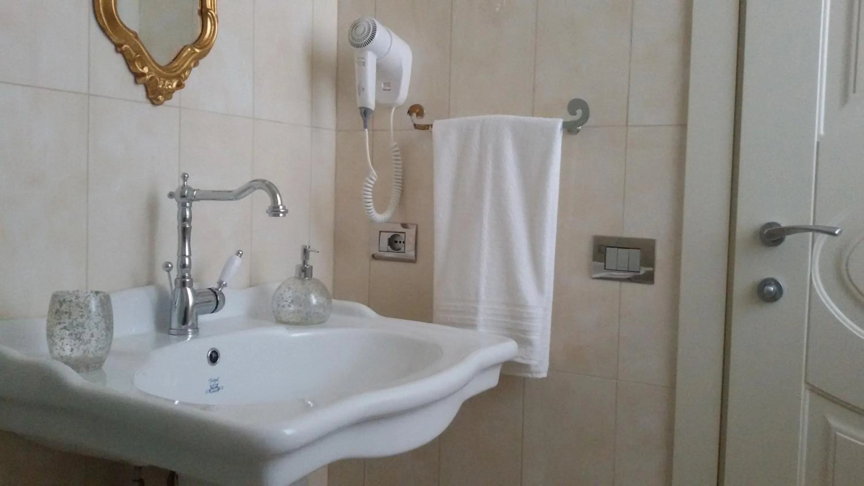 Bathroom in Daphnae House