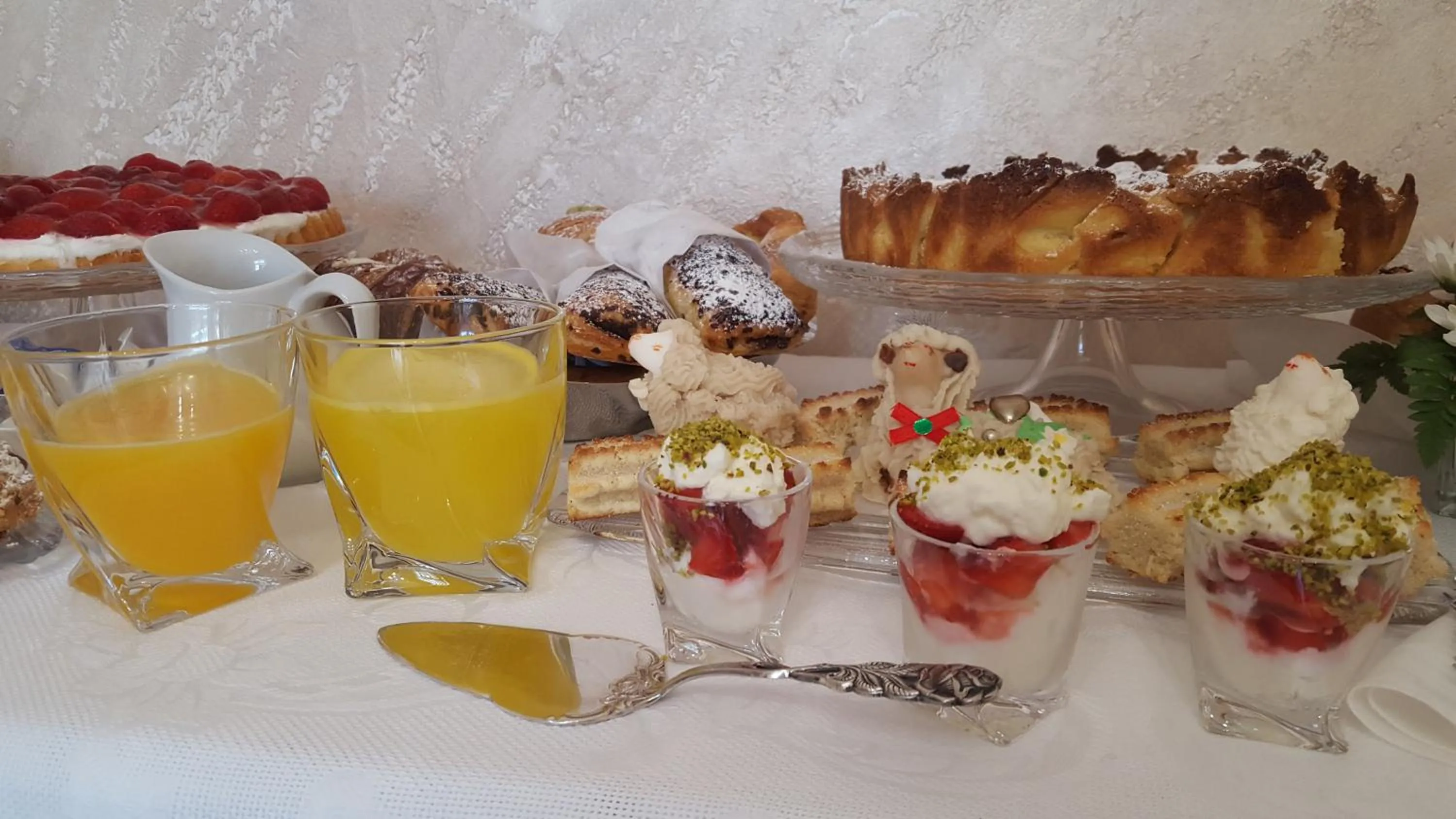 Communal lounge/ TV room in Daphnae House