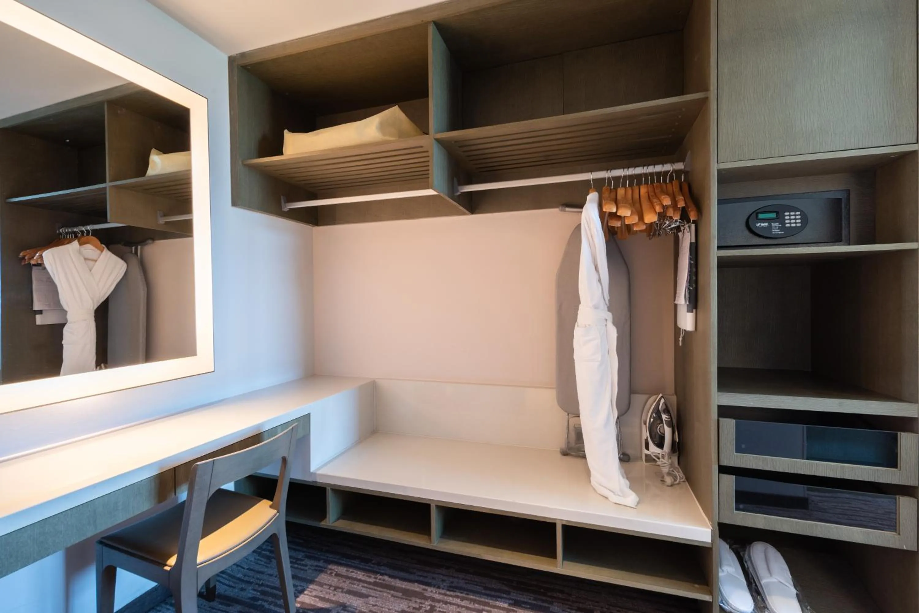 wardrobe in Hyatt House Yinchuan Yuecaicheng