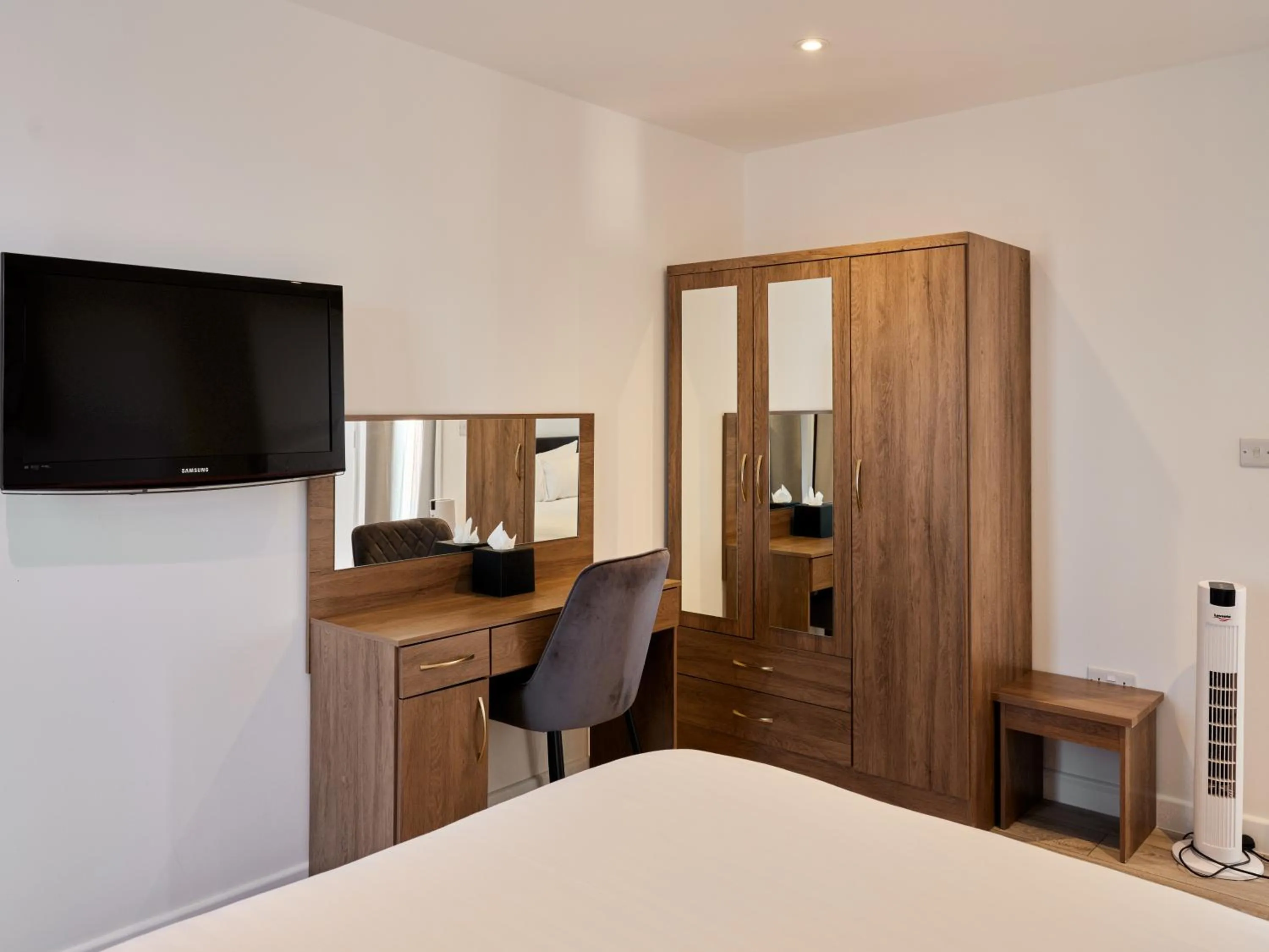 wardrobe, Bed in Hampton Suites Serviced Apartments