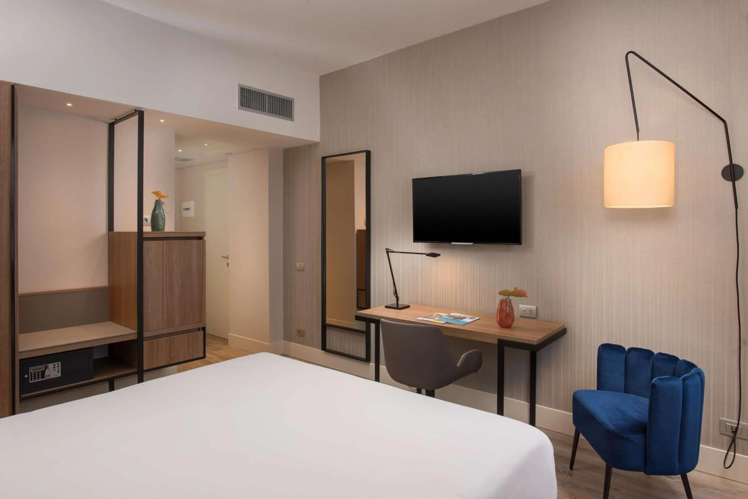 Bedroom, Bed in NH Trieste