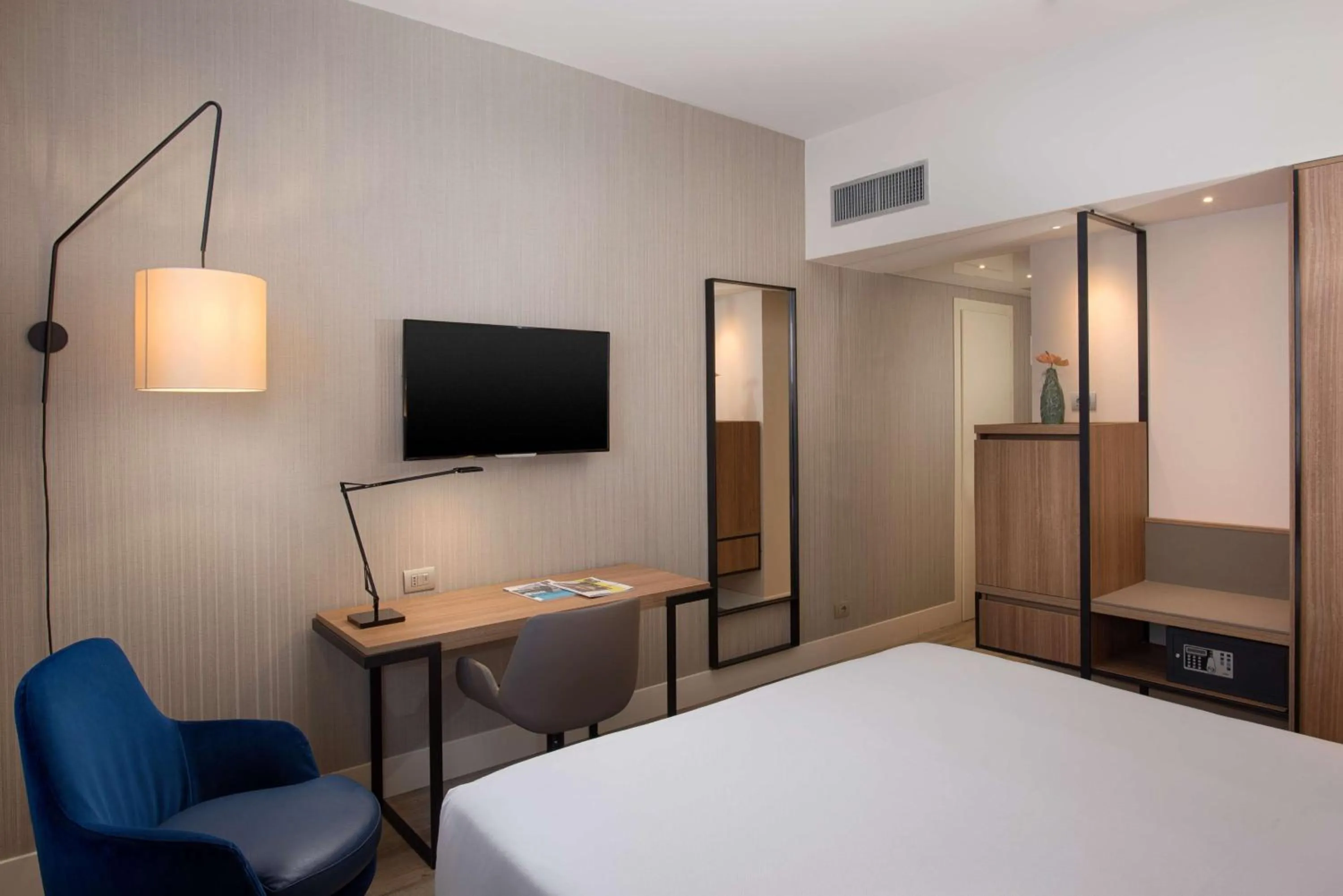 Bedroom, Bed in NH Trieste