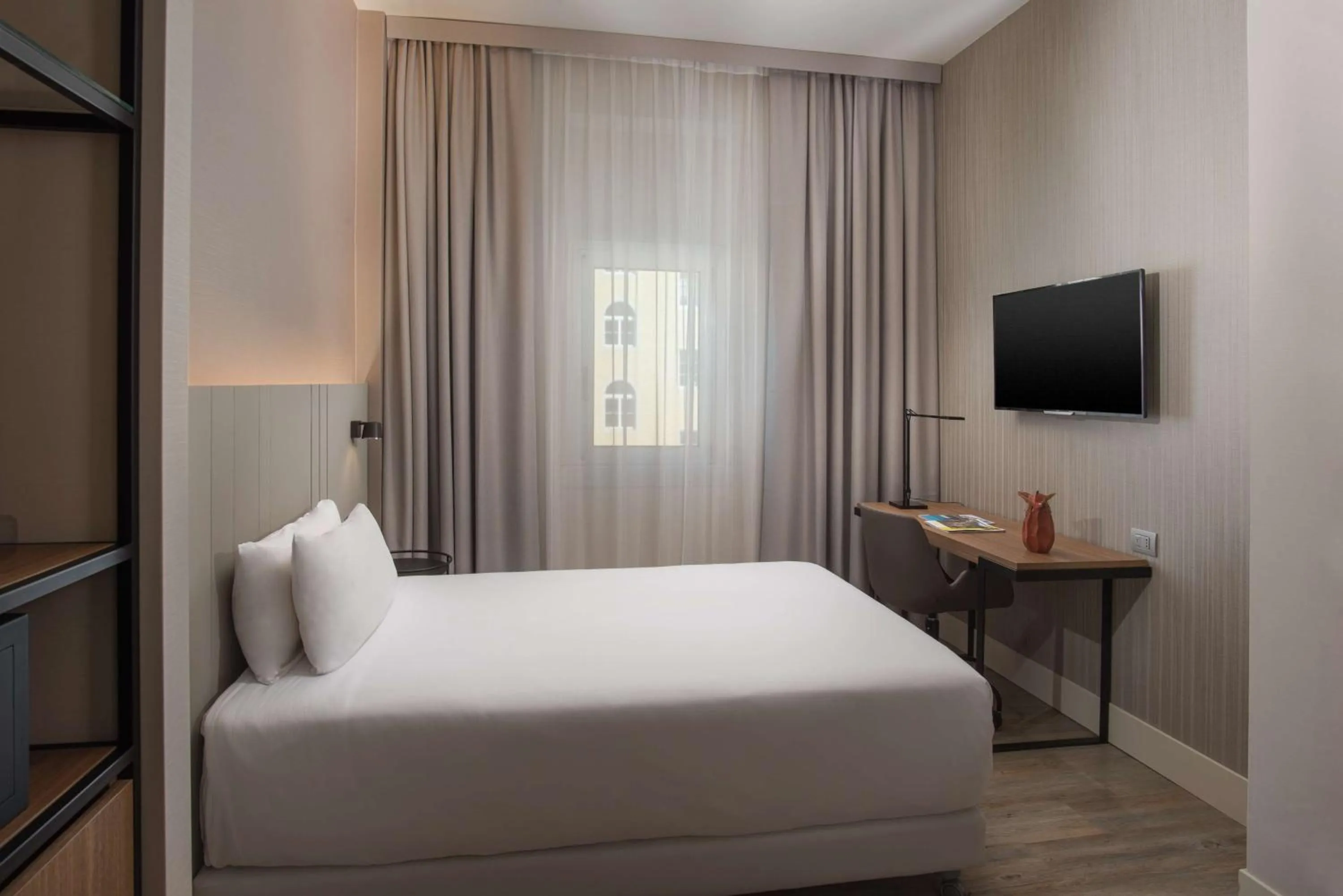 Bedroom, Bed in NH Trieste