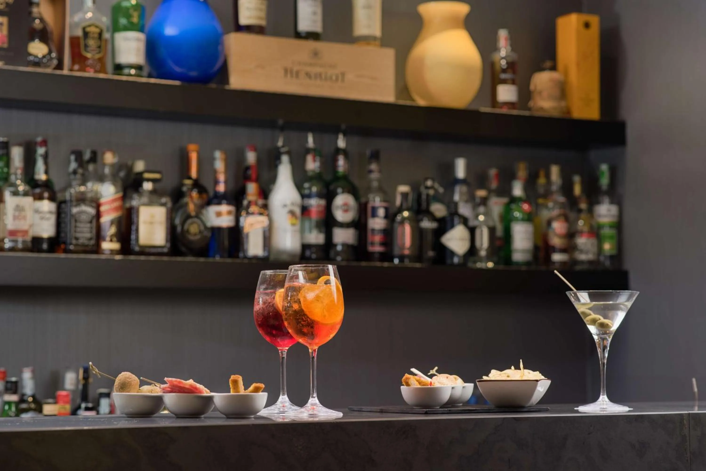 Lounge or bar in NH Trieste