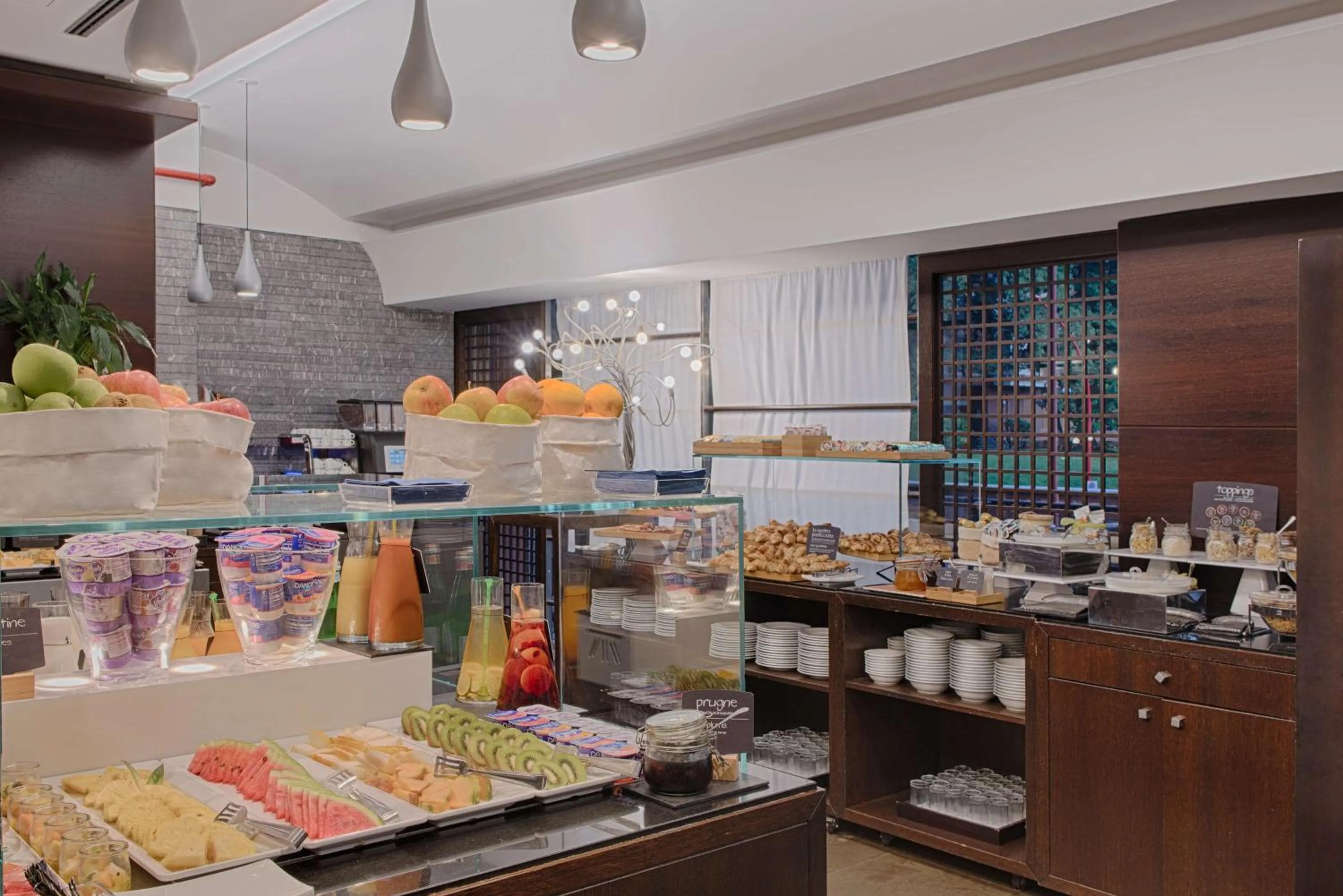 Restaurant/places to eat in NH Milano 2