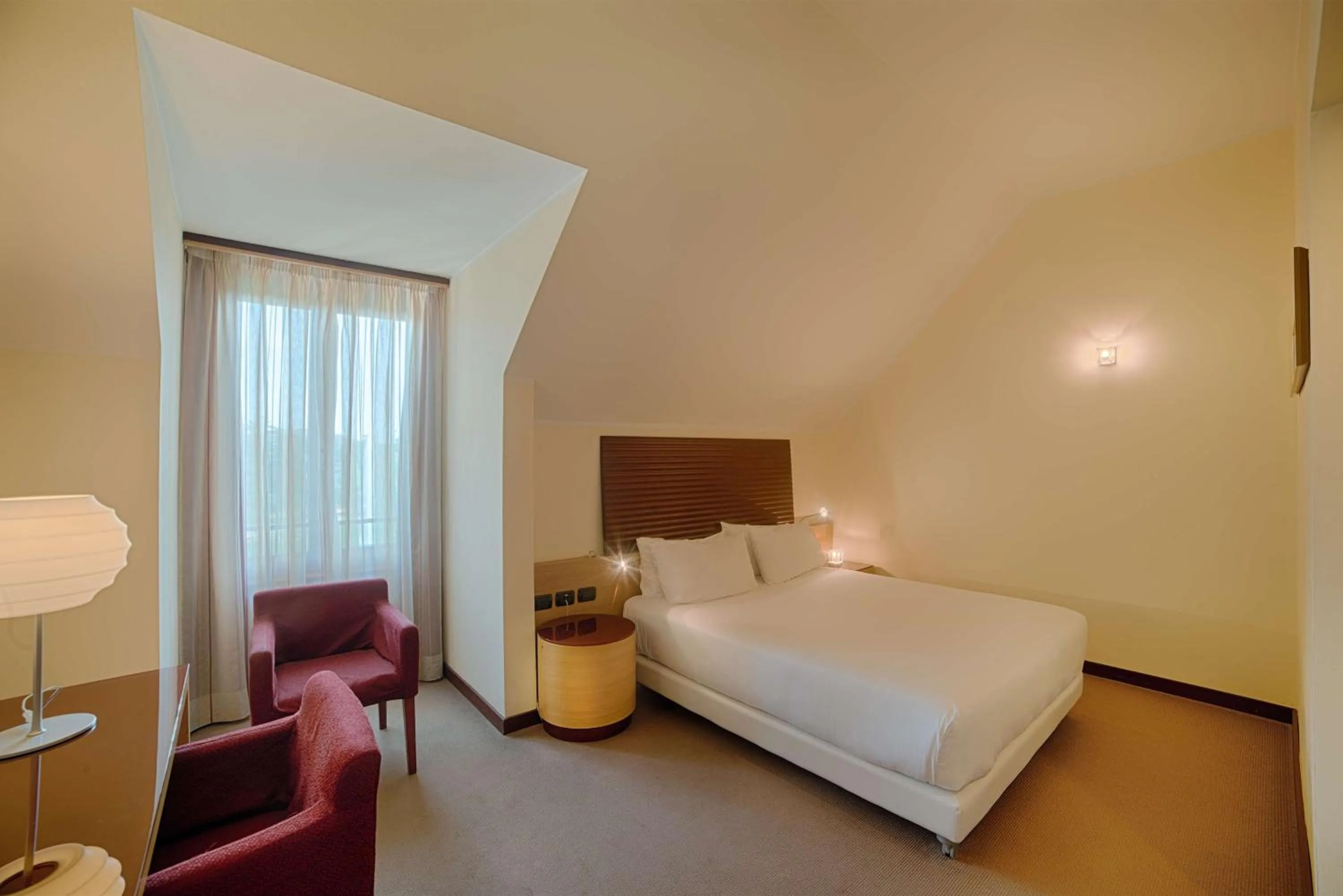 Photo of the whole room, Bed in NH Milano 2